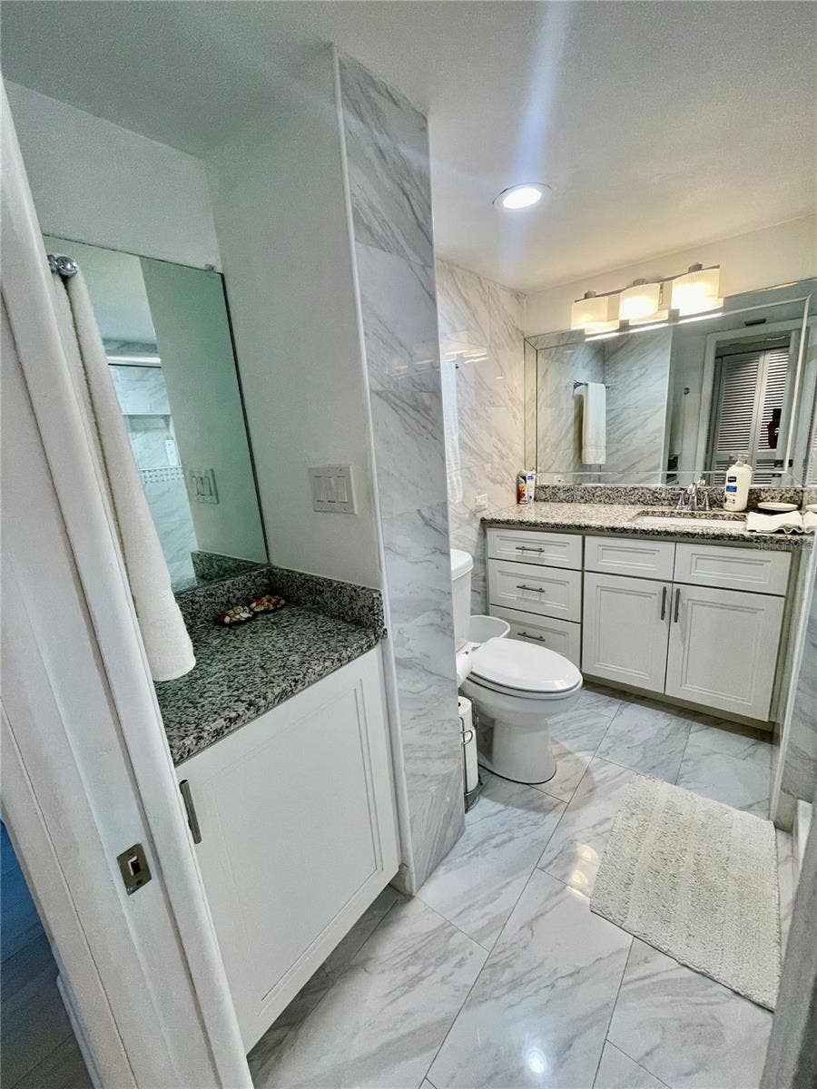 1290 GULF BOULEVARD, #302, Clearwater, FL 33767 Guest Bathroom