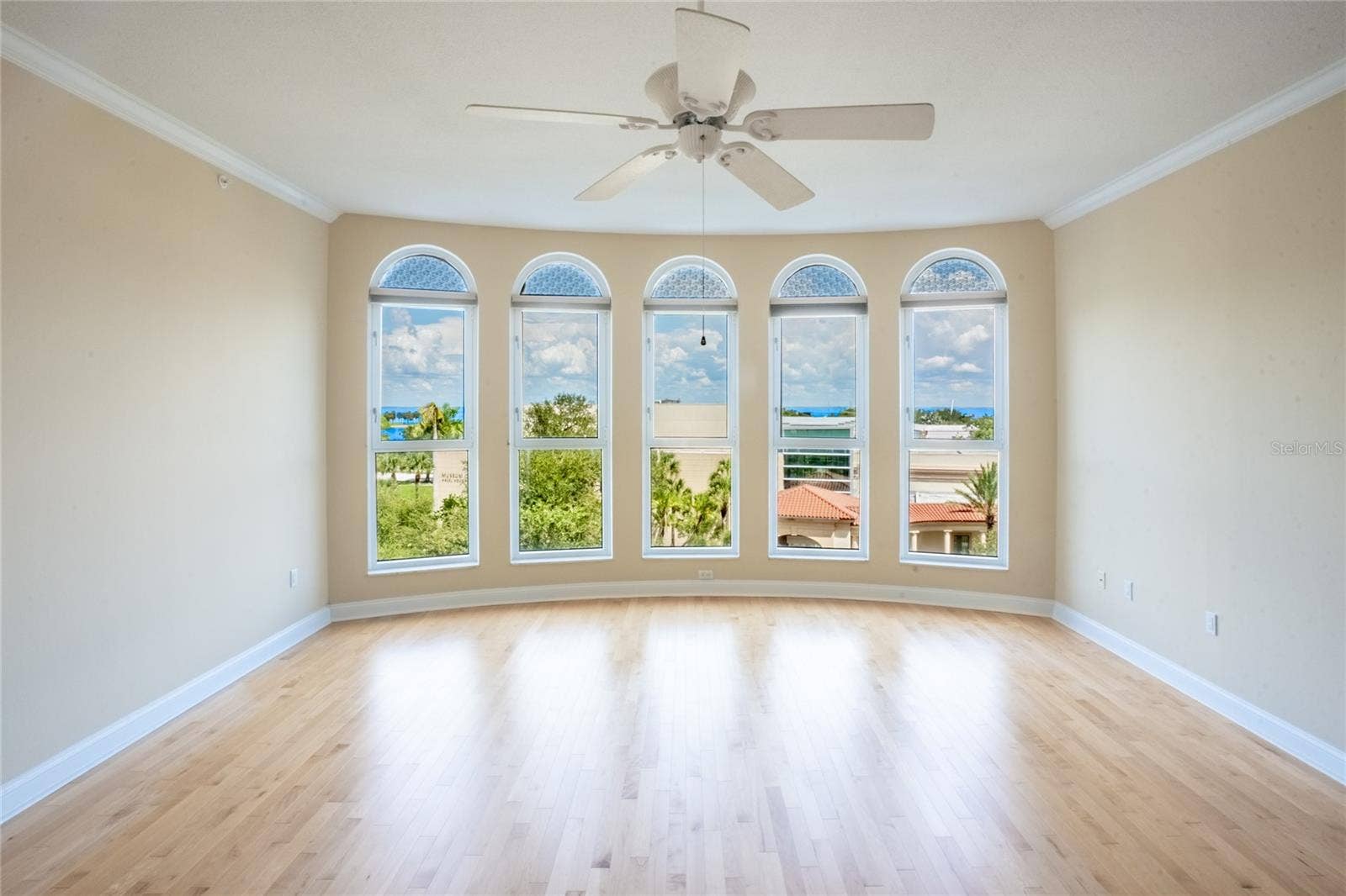 288 BEACH DRIVE NE, #4B, St Petersburg, FL 33701 Living Room