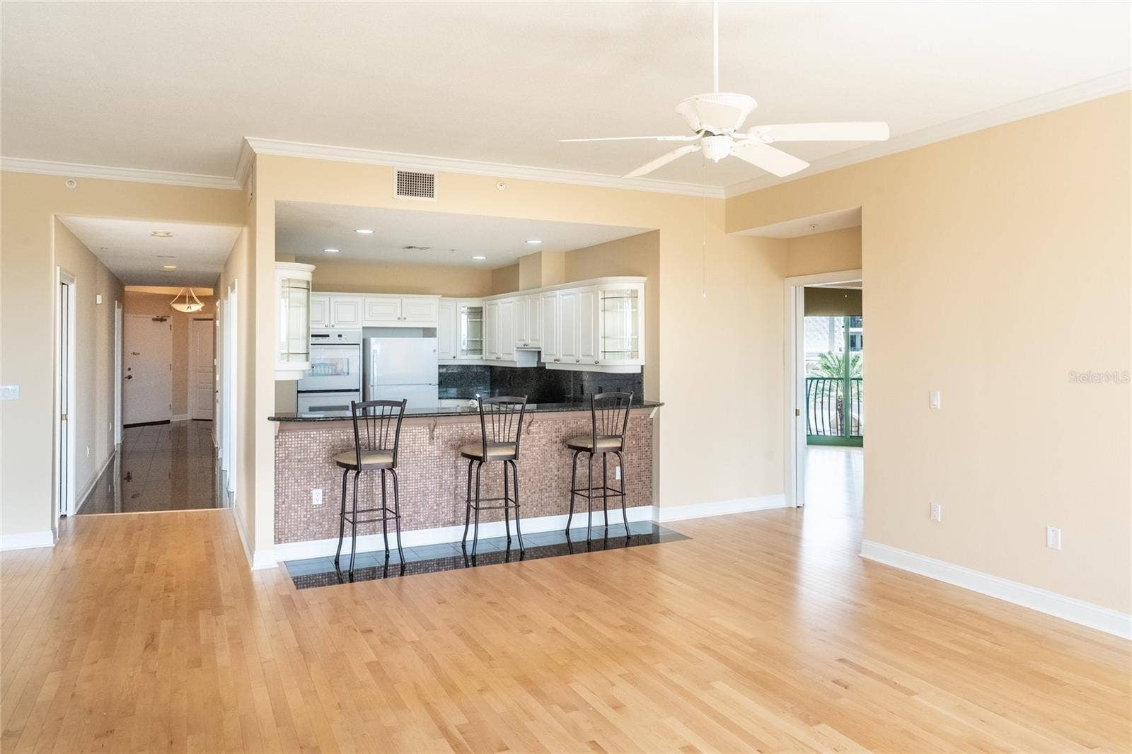 288 BEACH DRIVE NE, #4B, St Petersburg, FL 33701 Living Room