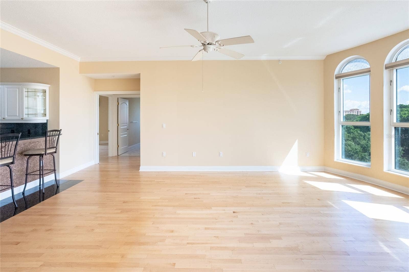 288 BEACH DRIVE NE, #4B, St Petersburg, FL 33701 Living Room