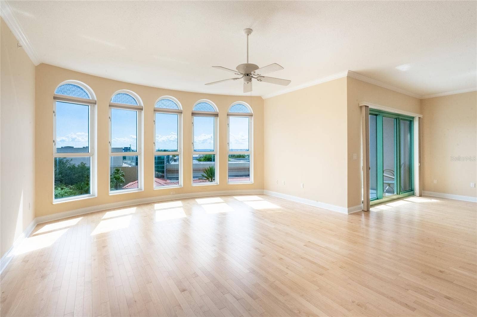 288 BEACH DRIVE NE, #4B, St Petersburg, FL 33701 Living Room