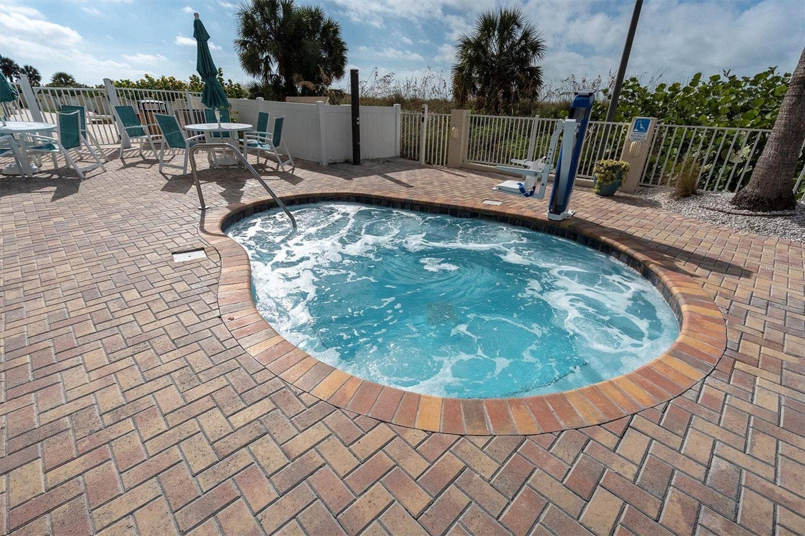 12000 GULF BOULEVARD, #207N, Treasure Island, FL 33706 spa tub
