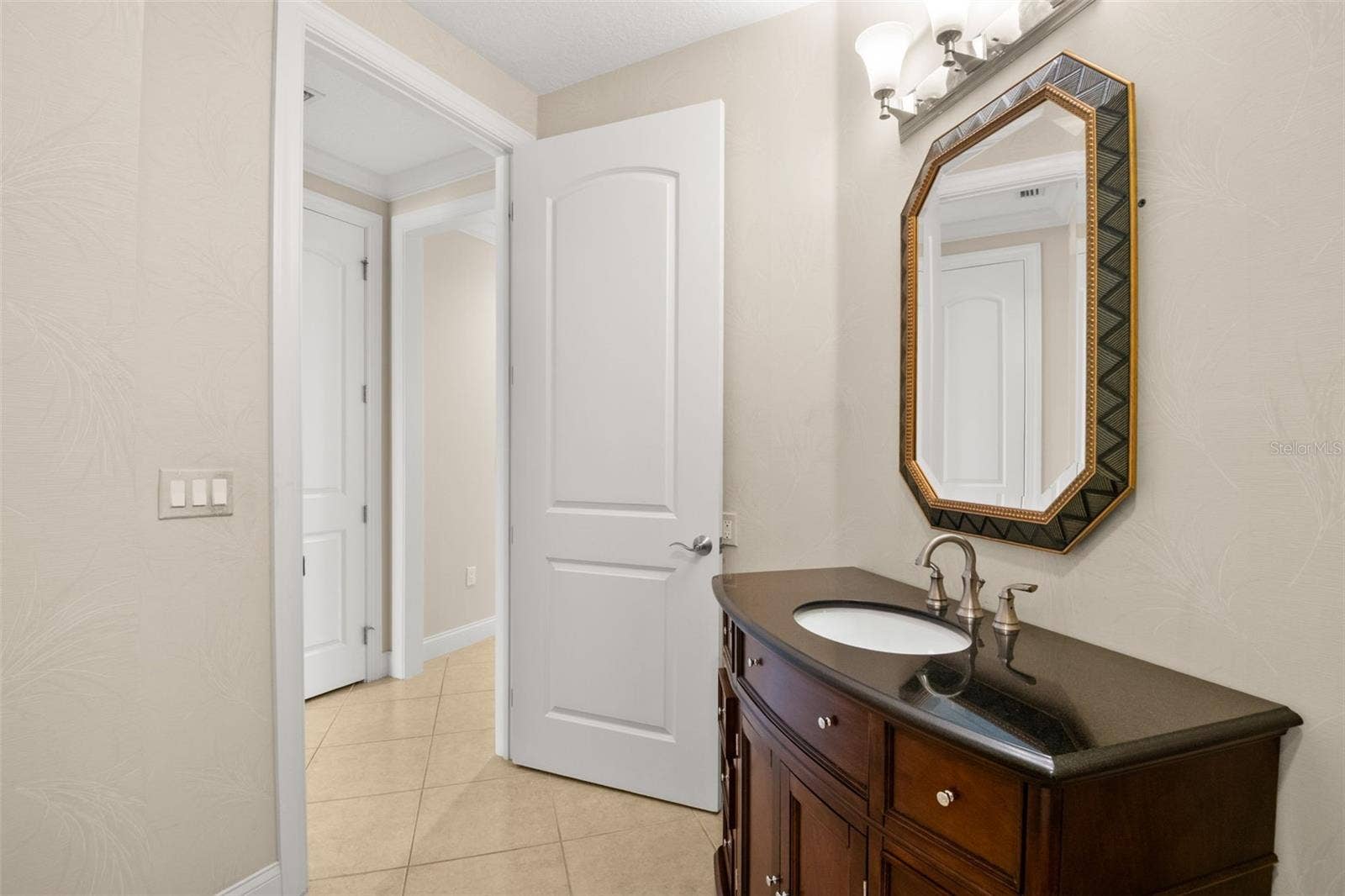 8 ACADEMY WAY S, #123, St Petersburg, FL 33711 Guest Bath with shower and tub.
