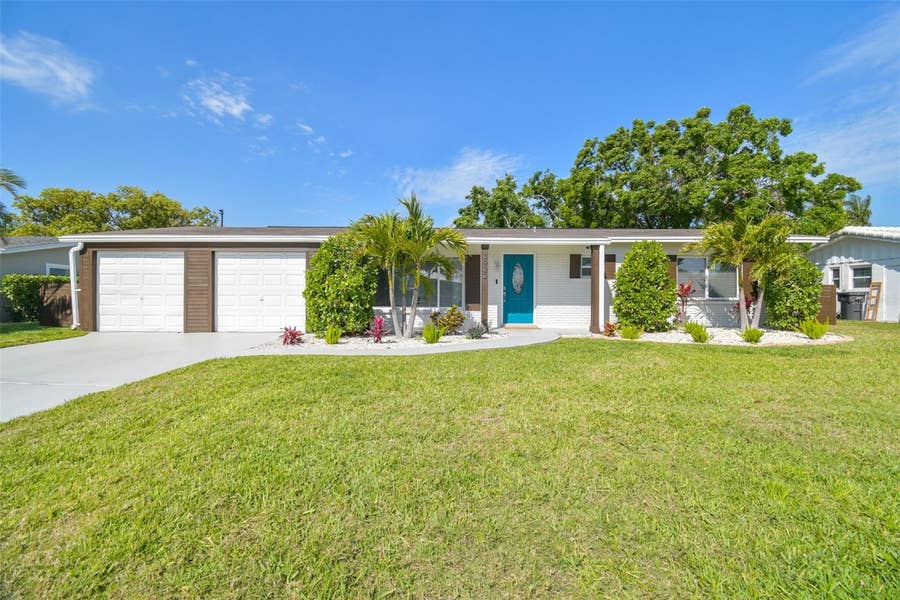 Property photo for 3922 FONTAINEBLEAU DRIVE, Tampa, FL