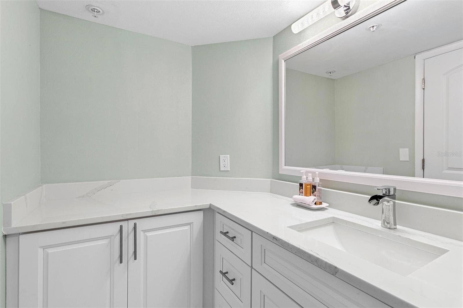 1660 GULF BOULEVARD, #607, Clearwater Beach, FL 33767 guest bathroom vanity area