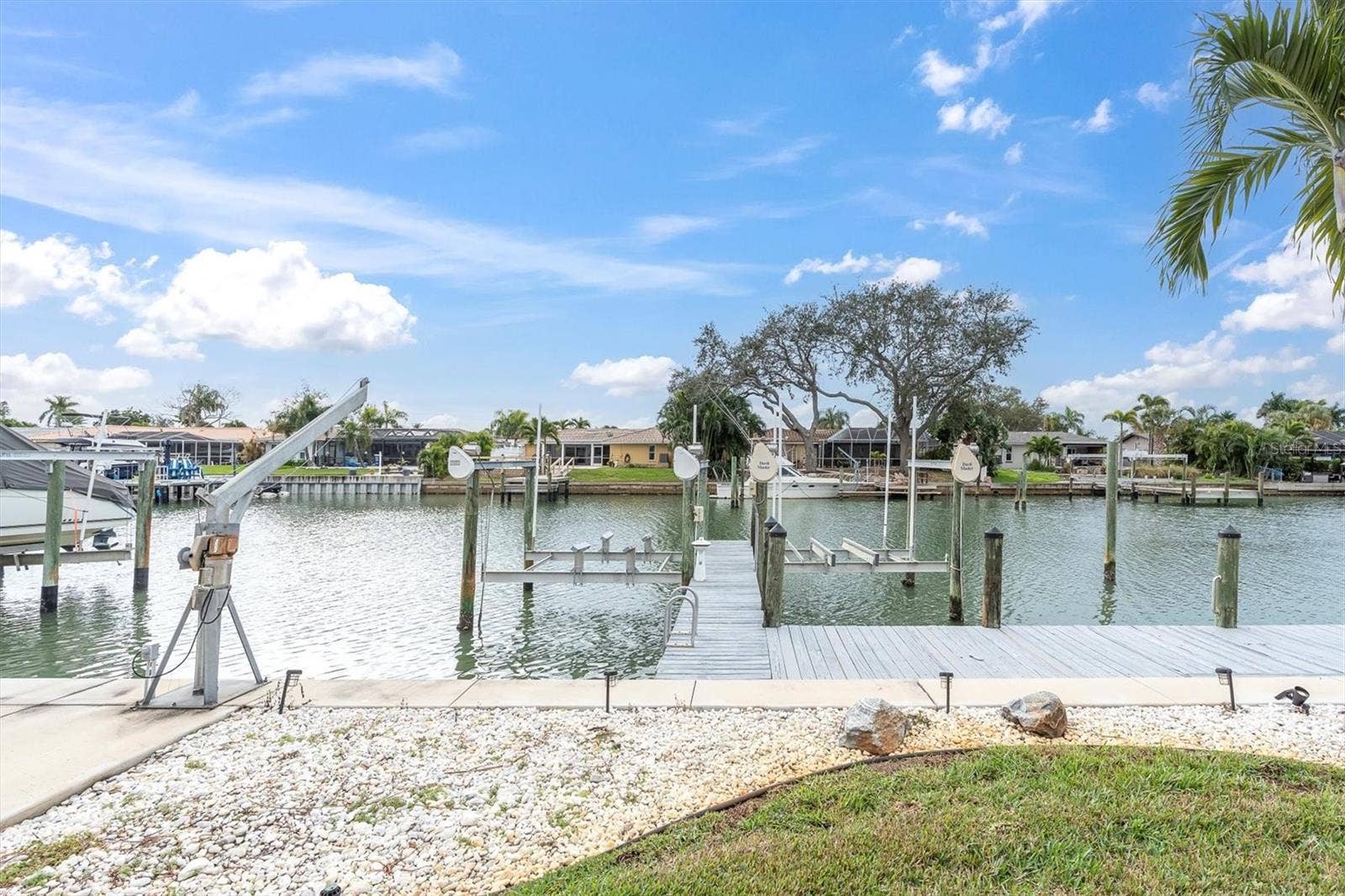 4200 46TH AVENUE S, St Petersburg, FL 33711 Dock with lift