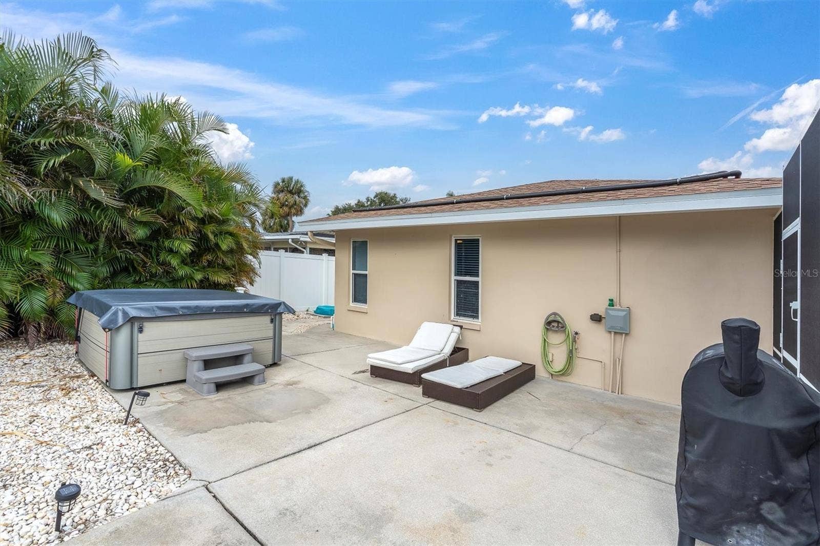 4200 46TH AVENUE S, St Petersburg, FL 33711 free standing hot tub