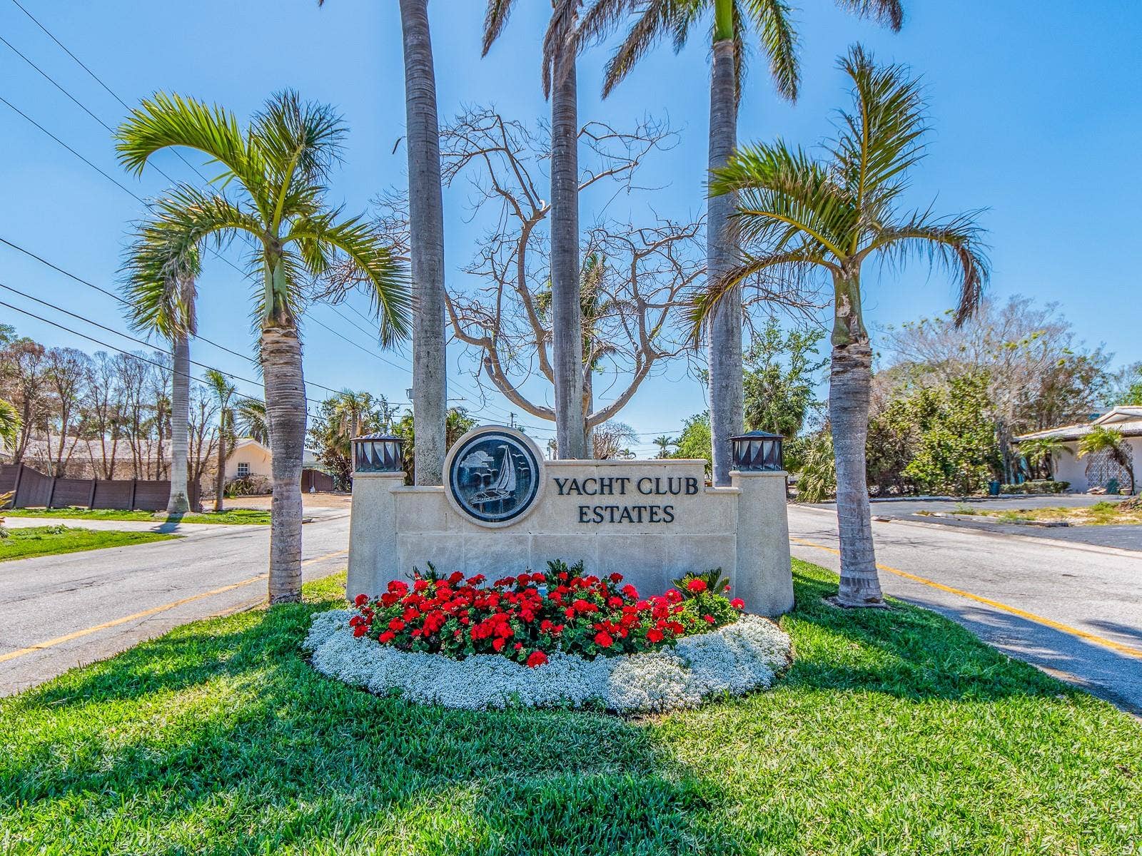 1140 81ST STREET S, St Petersburg, FL 33707 WELCOME to this lovely, quiet community.