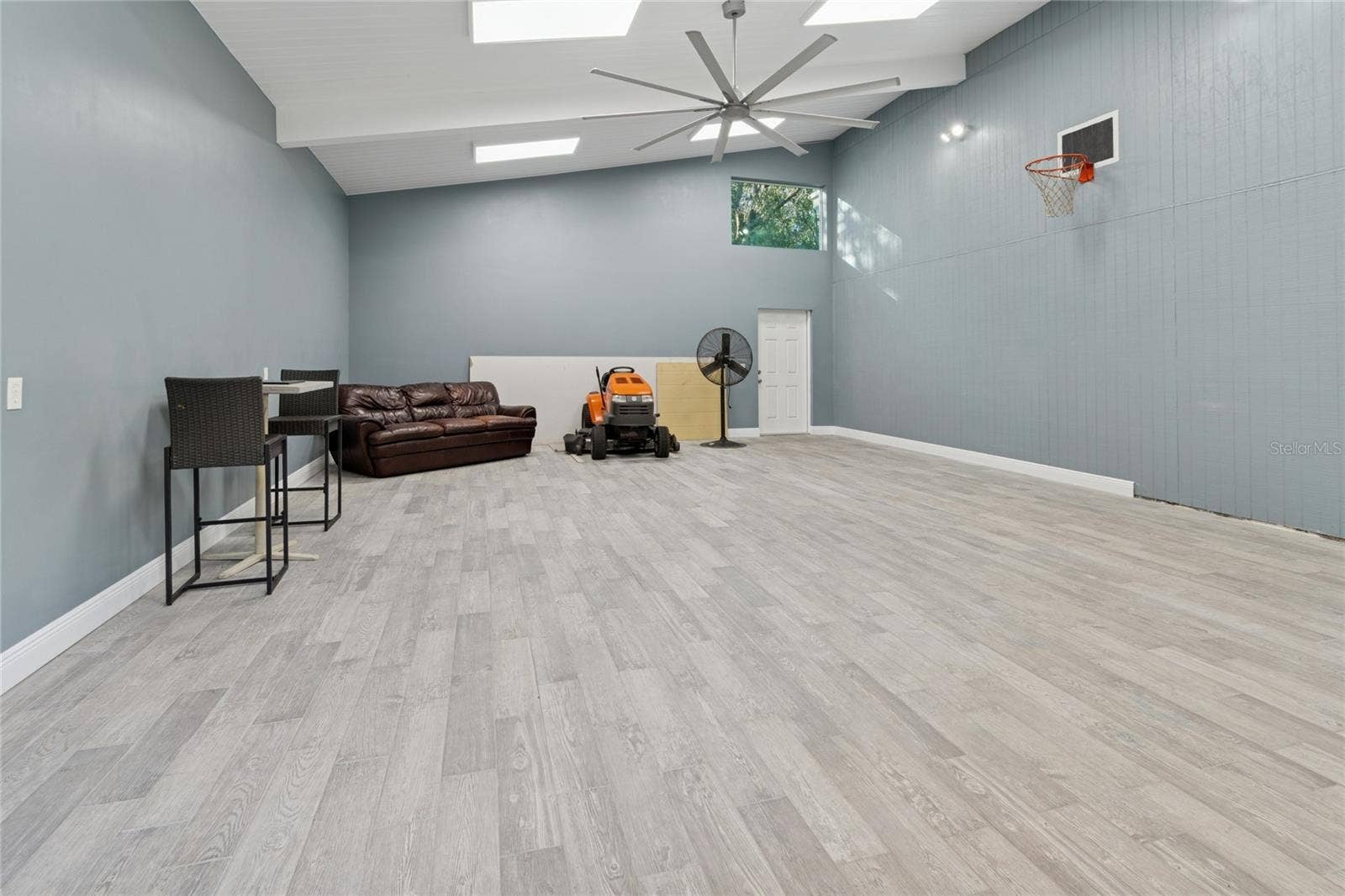 9628 DAVIS ROAD, Tampa, FL 33637 Garage