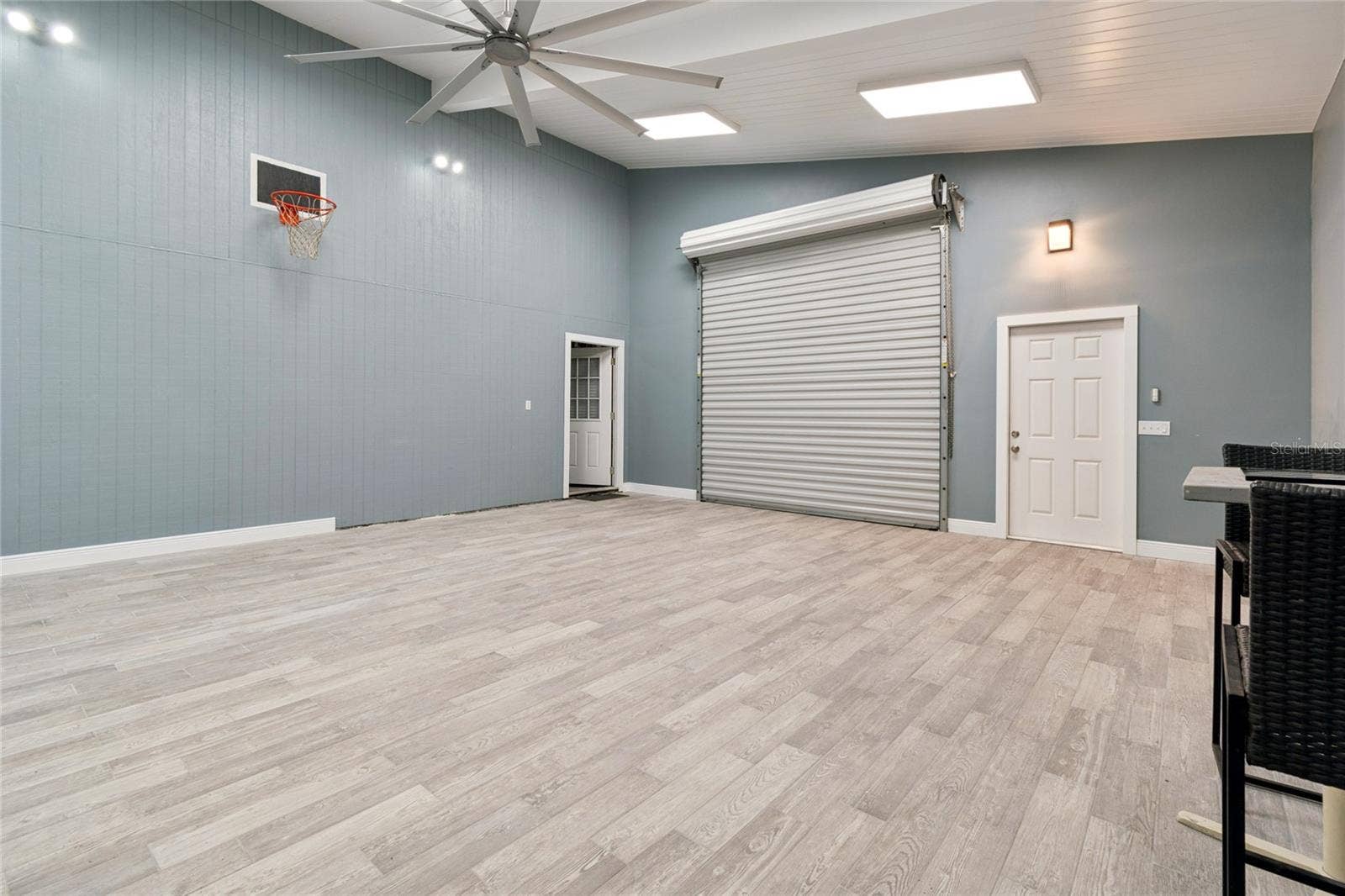 9628 DAVIS ROAD, Tampa, FL 33637 Garage with Roll Up Door