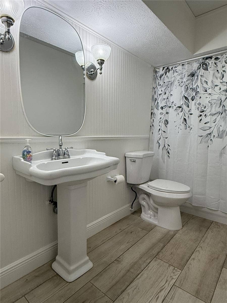 9628 DAVIS ROAD, Tampa, FL 33637 Hall Bath with Tub/Shower