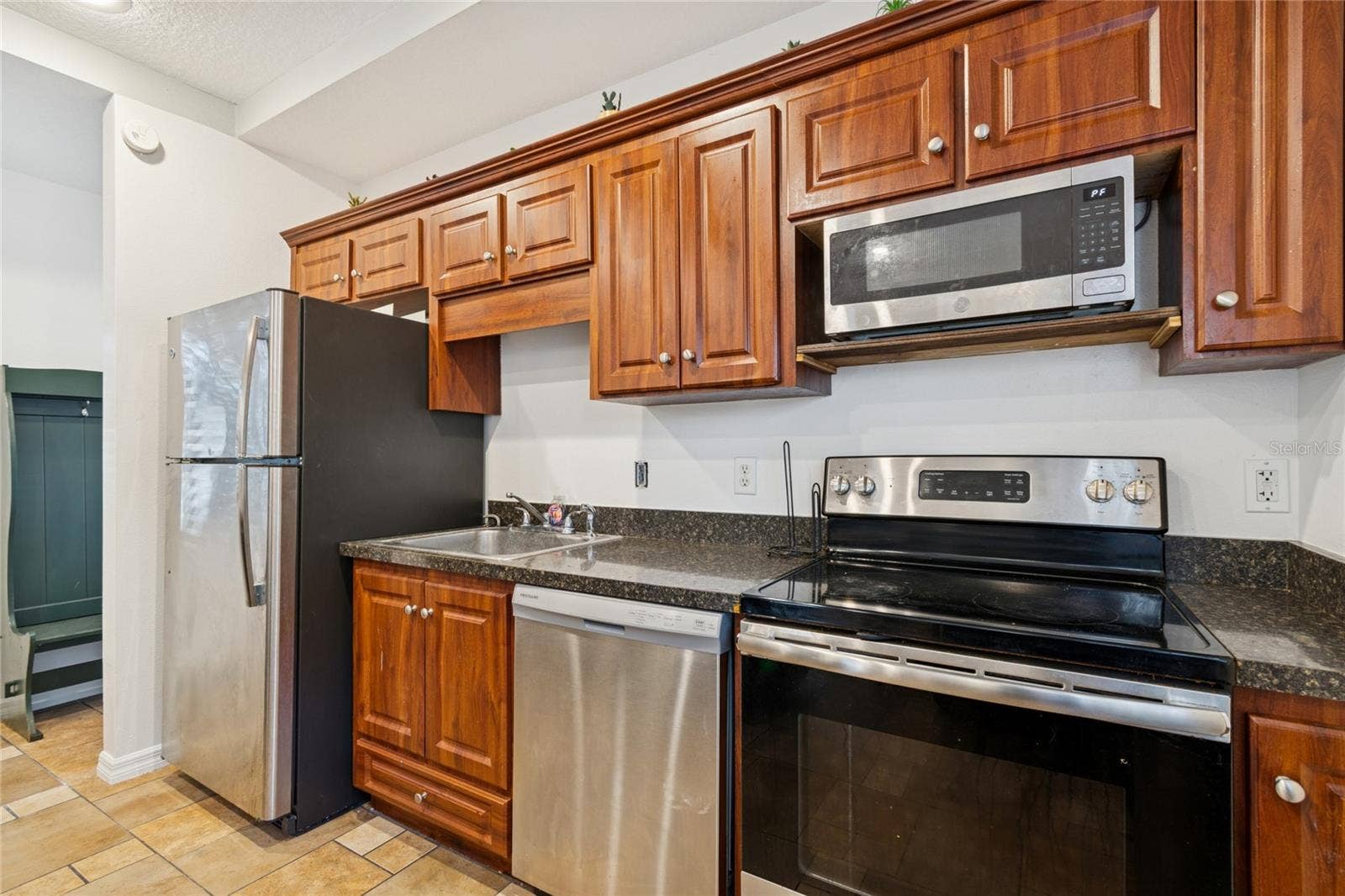 9628 DAVIS ROAD, Tampa, FL 33637 Guest House Kitchenette