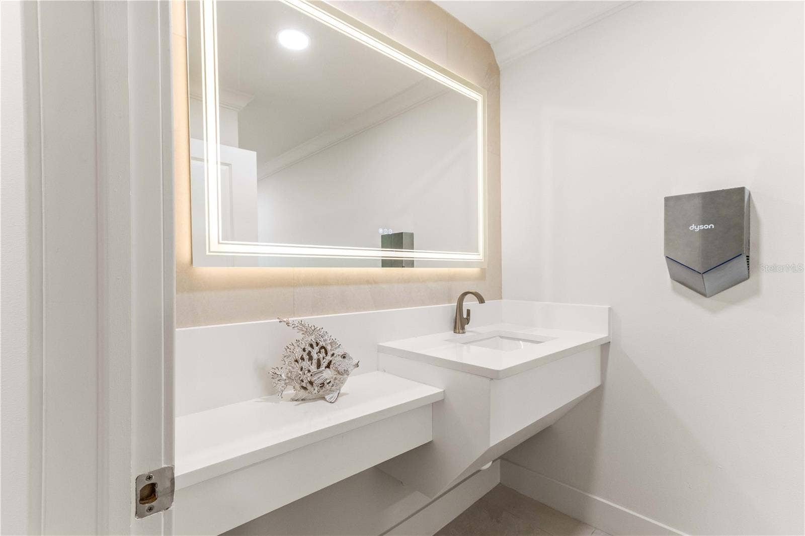 1380 GULF BOULEVARD, #805, Clearwater, FL 33767 GYM BATHS