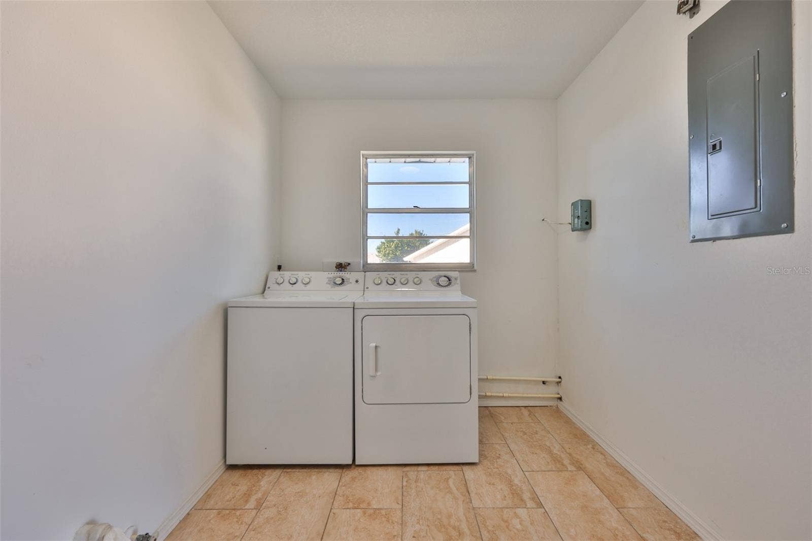 325 GREEN MANOR DRIVE, Sun City Center, FL 33573 Large laundry room
