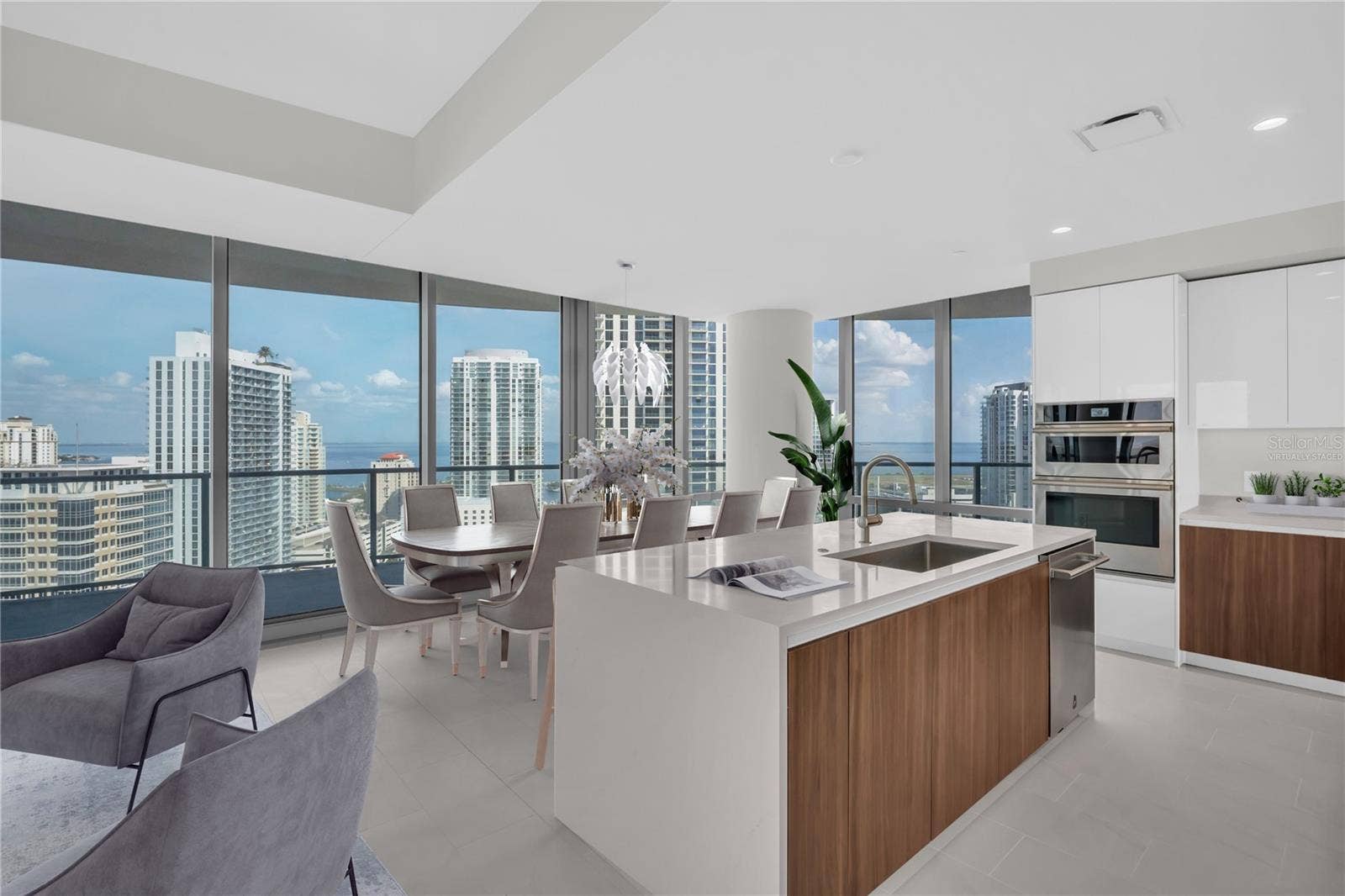 400 CENTRAL AVENUE, #2207, St Petersburg, FL 33701 Virtually staged