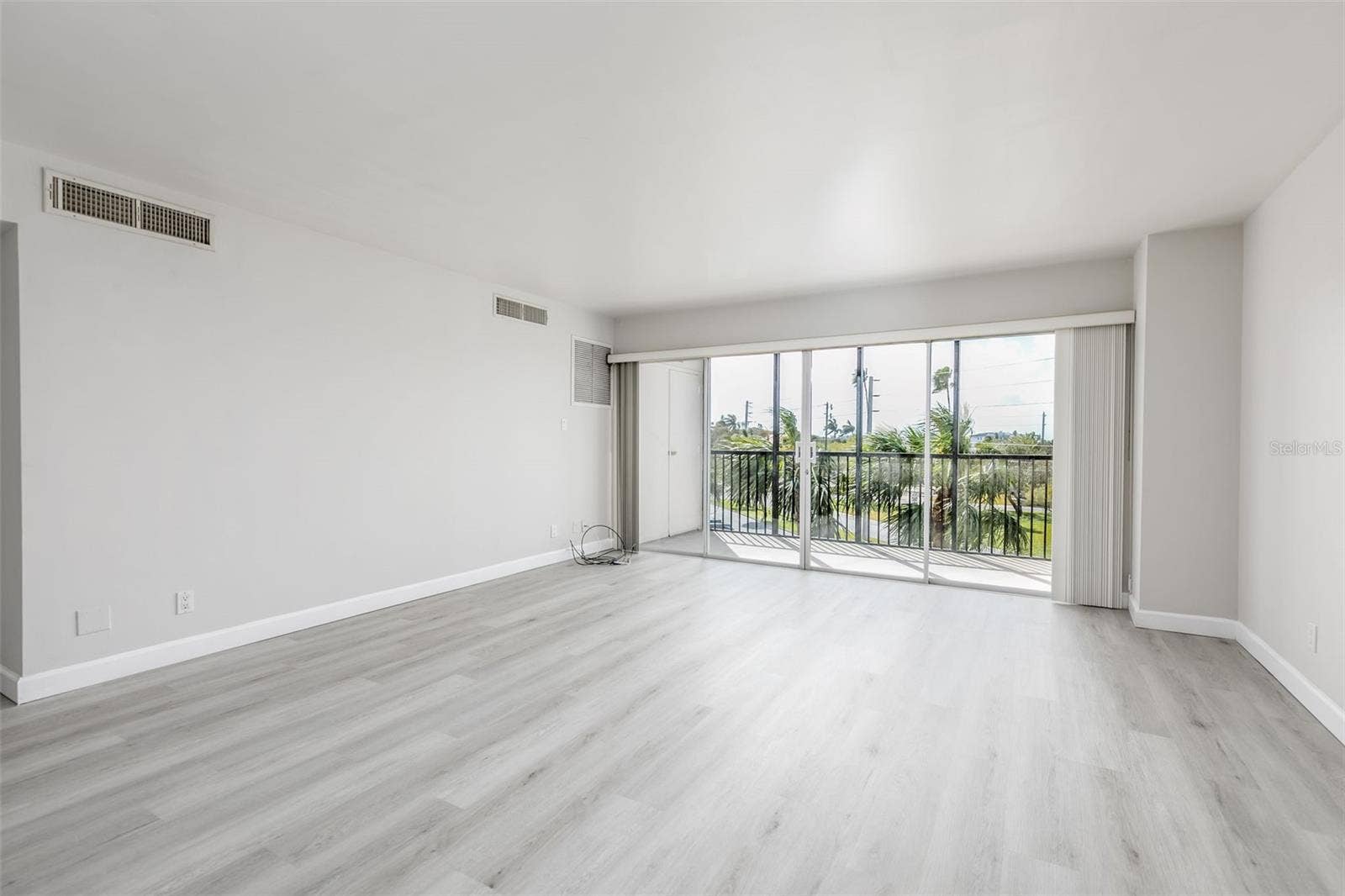 10355 PARADISE BOULEVARD, #213, Treasure Island, FL 33706 10355 PARADISE BOULEVARD, #213, Treasure Island, FL 33706