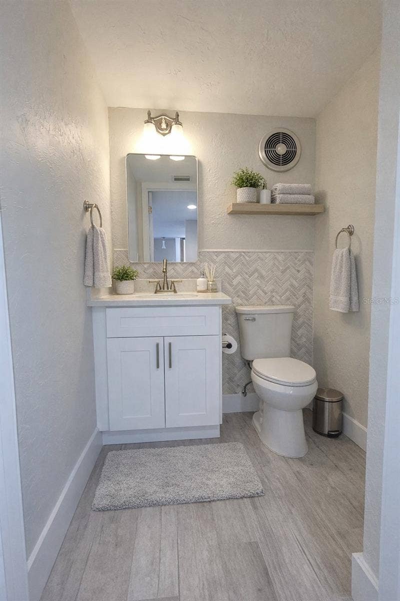 500 TREASURE ISLAND CAUSEWAY, #106, Treasure Island, FL 33706 Half bath off of the living room