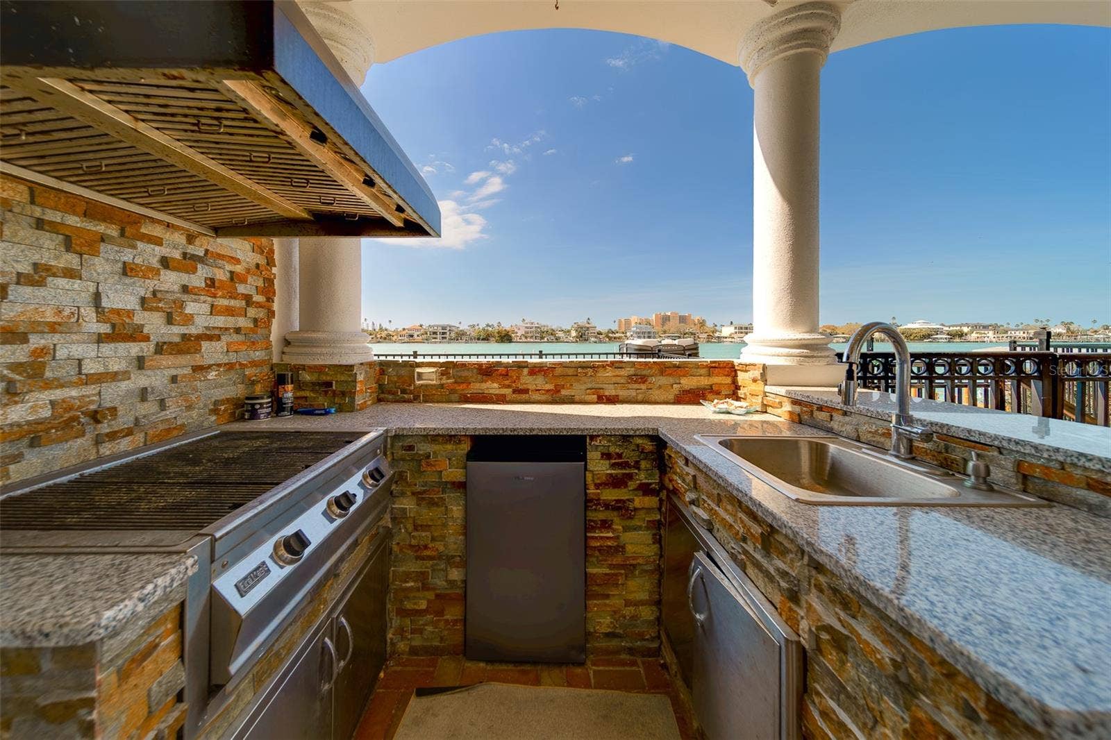 824 ISLAND WAY, Clearwater Beach, FL 33767 824 ISLAND WAY, Clearwater Beach, FL 33767