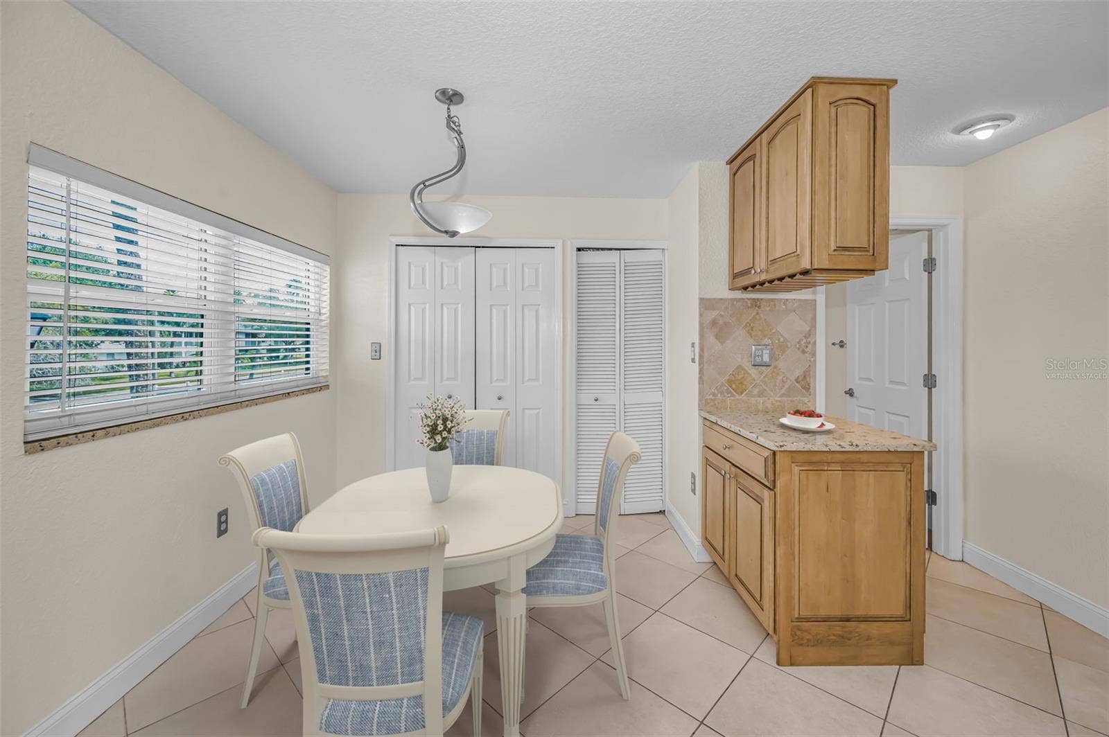 Virtually staged eat in area