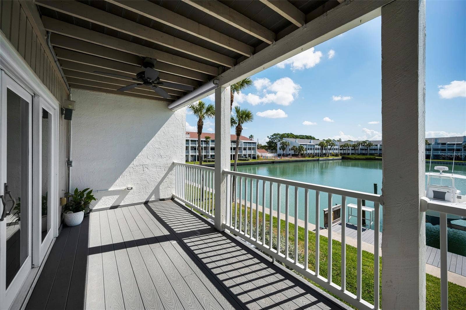 Second level deck