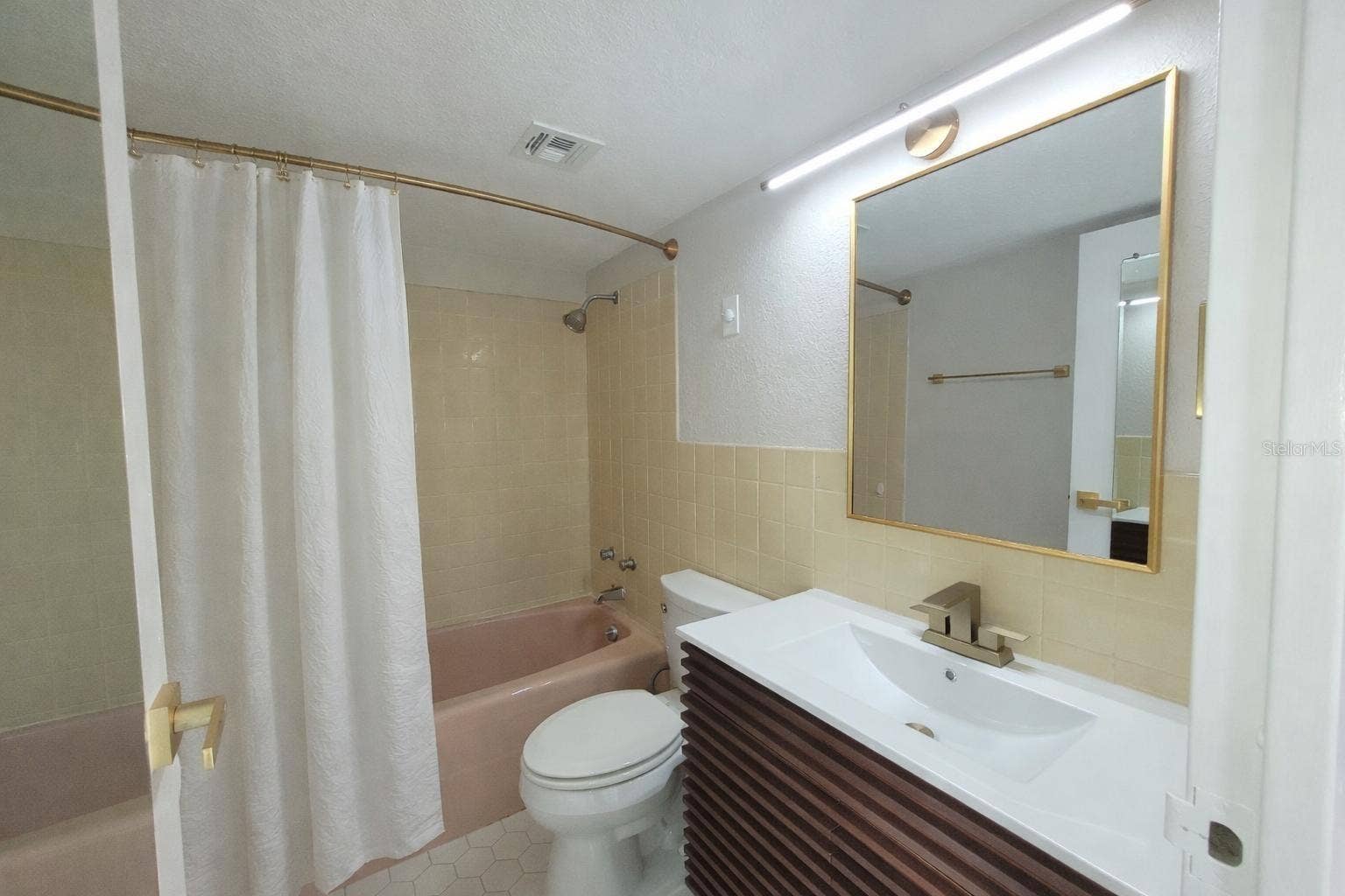 10355 PARADISE BOULEVARD, #608, Treasure Island, FL 33706 Primary bathroom