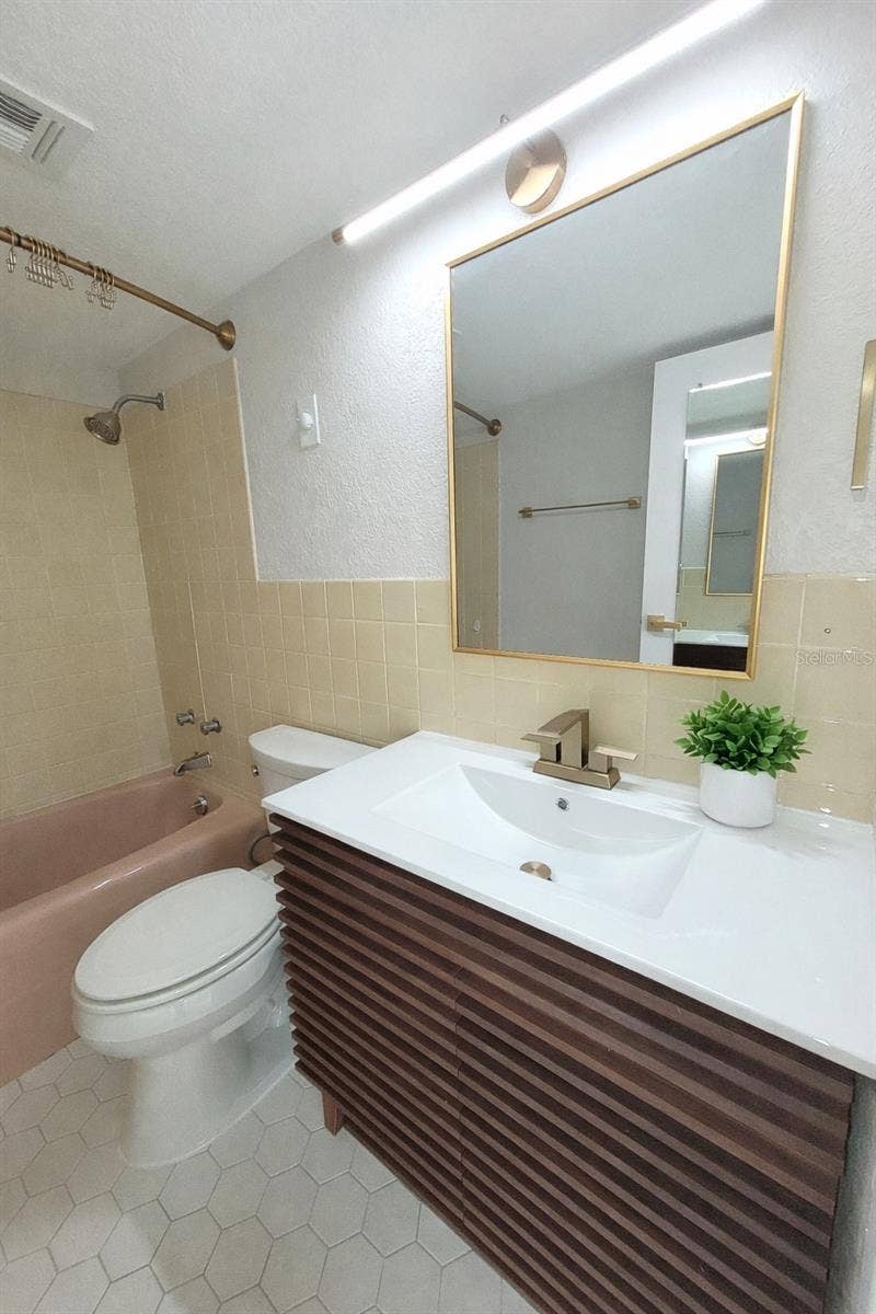 10355 PARADISE BOULEVARD, #608, Treasure Island, FL 33706 Primary bathroom