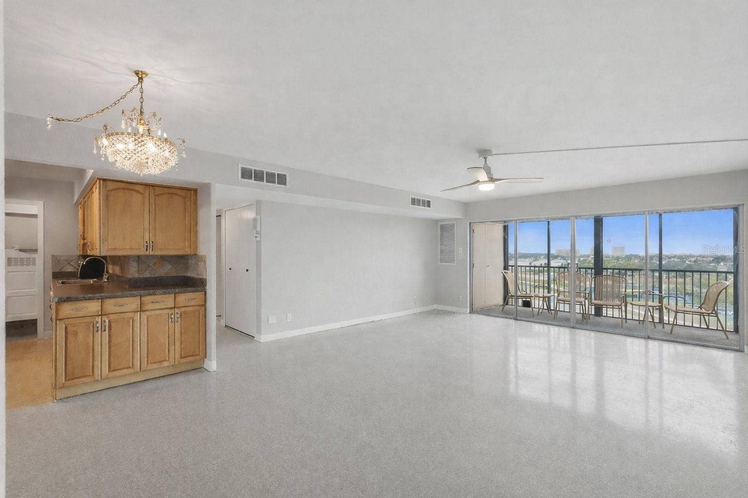10355 PARADISE BOULEVARD, #608, Treasure Island, FL 33706 10355 PARADISE BOULEVARD, #608, Treasure Island, FL 33706