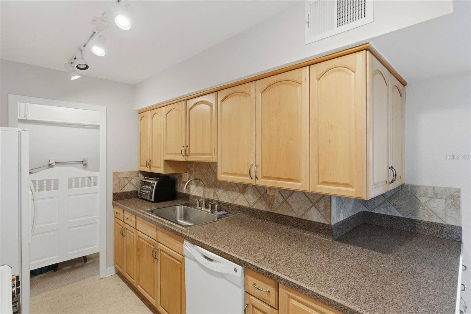 10355 PARADISE BOULEVARD, #608, Treasure Island, FL 33706 10355 PARADISE BOULEVARD, #608, Treasure Island, FL 33706