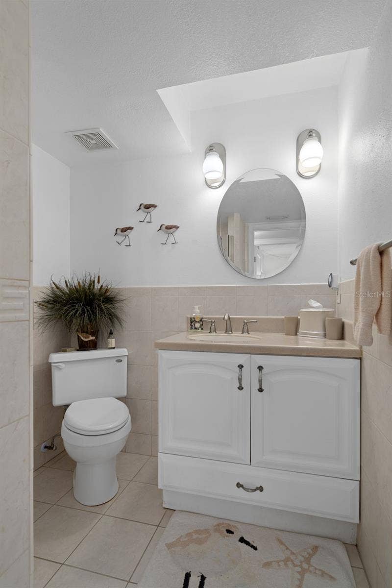 1230 GULF BOULEVARD, #303, Clearwater Beach, FL 33767 Guest bathroom is located in the hallway just across from bedroom 2
