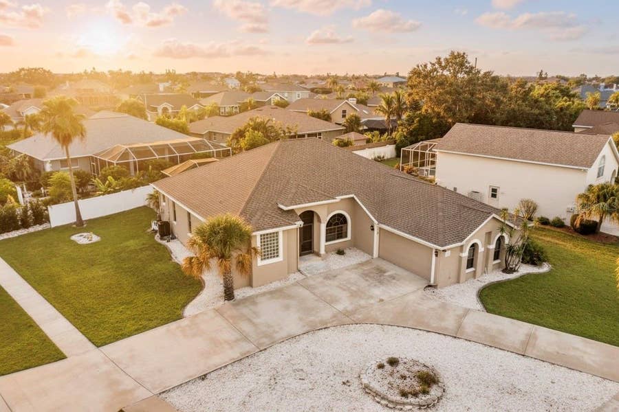 Property photo for 821 GREENVIEW DR, Apollo Beach, FL
