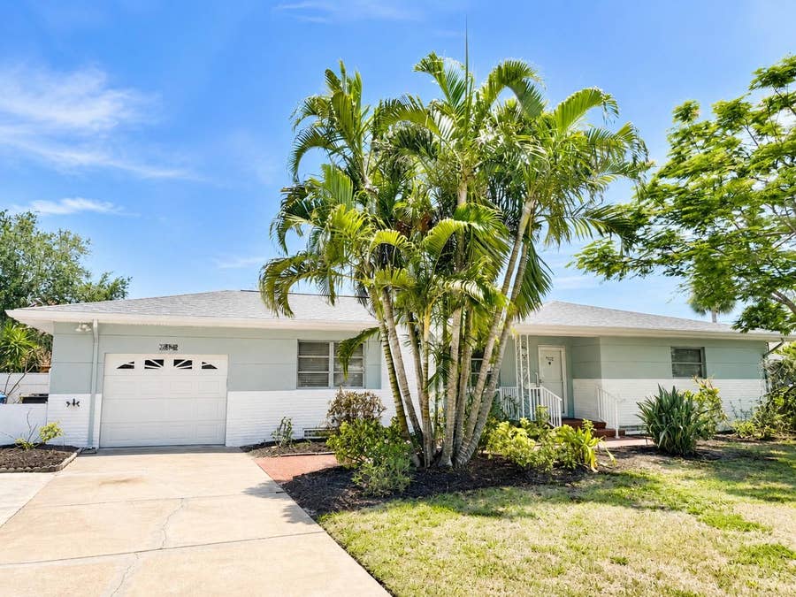 Property photo for 7912 GARDEN DRIVE N, St Petersburg, FL
