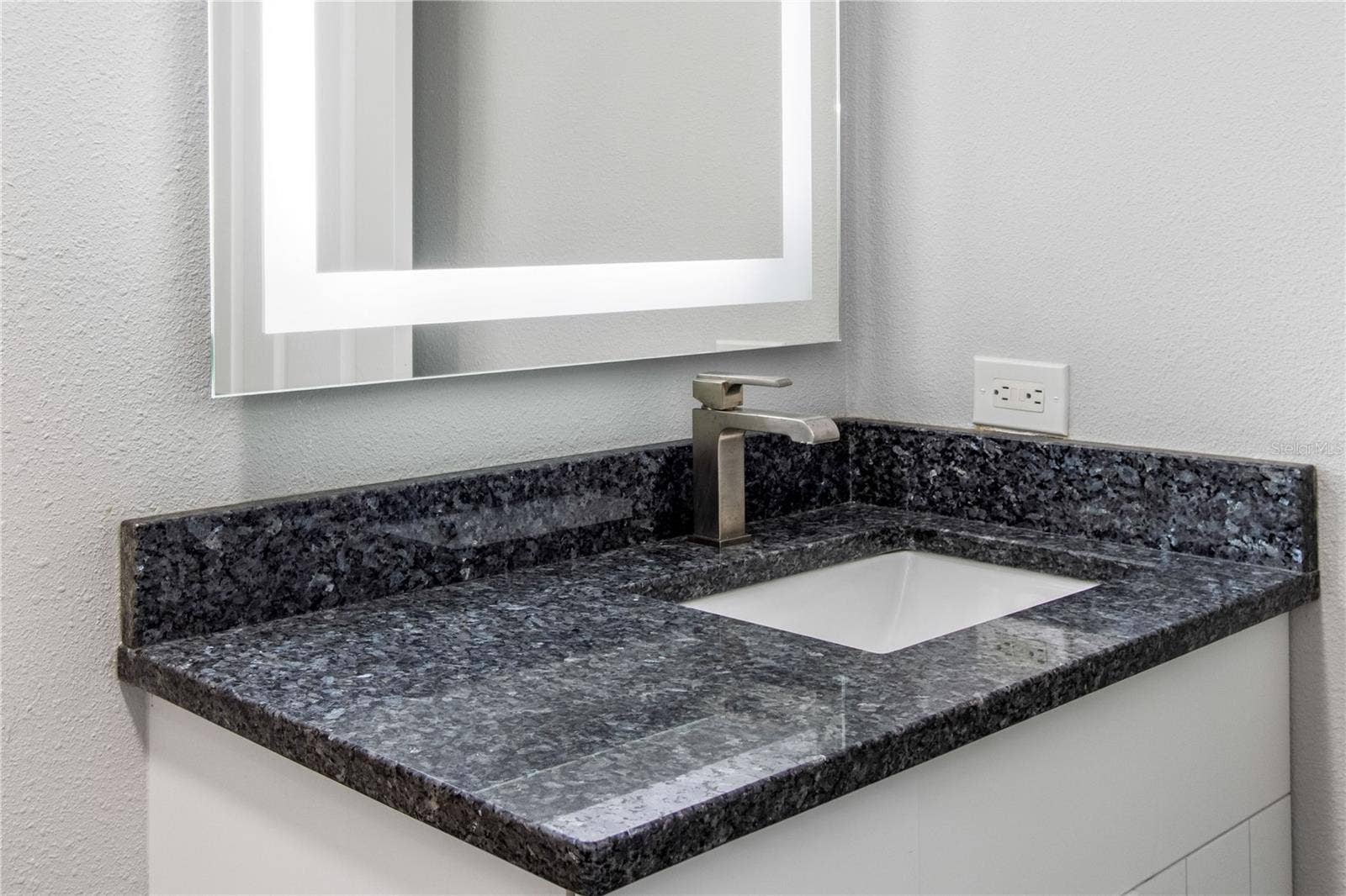 1560 GULF BOULEVARD, #1607, Clearwater, FL 33767 Guest Bath