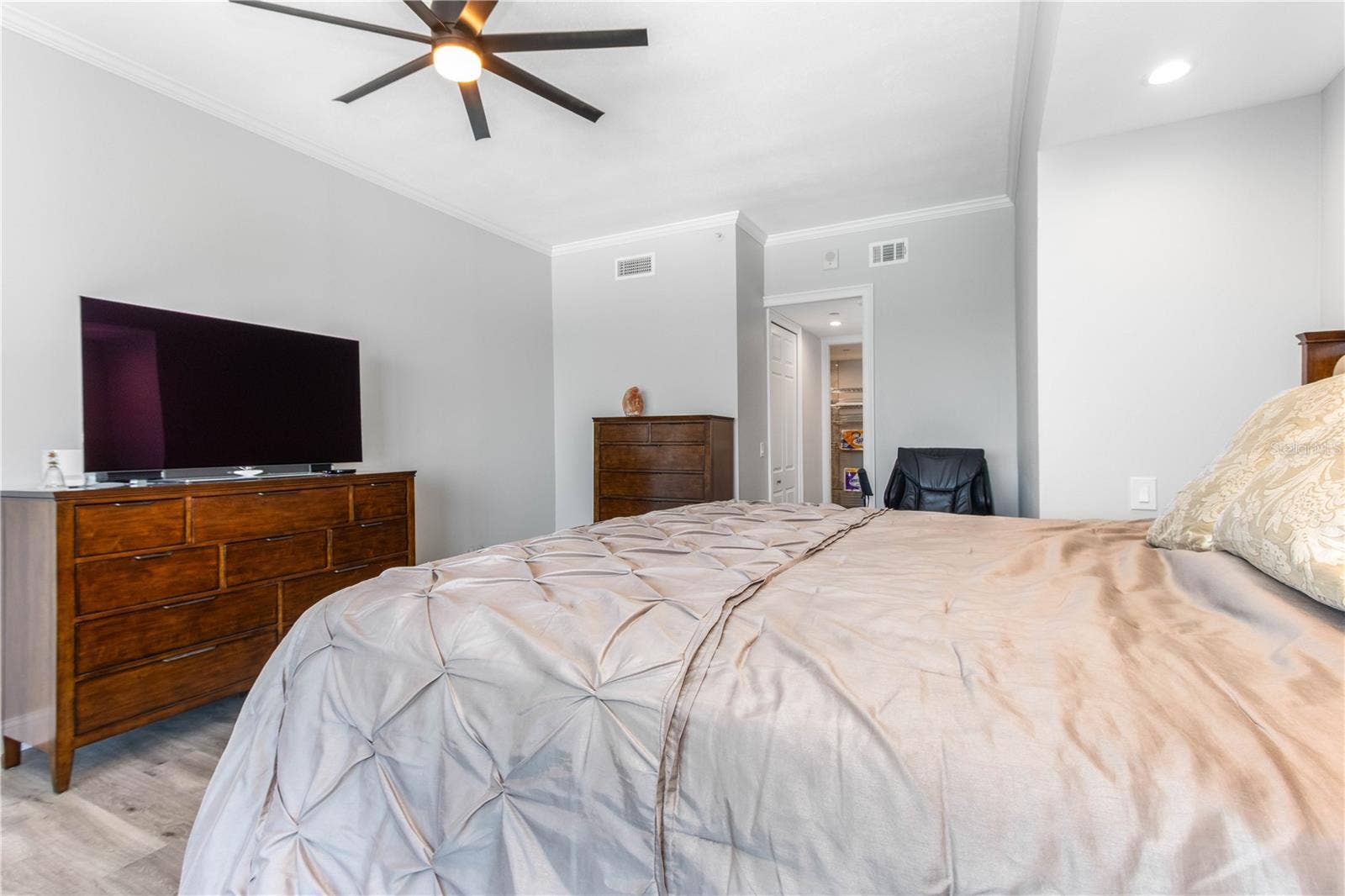 1560 GULF BOULEVARD, #1607, Clearwater, FL 33767 1560 GULF BOULEVARD, #1607, Clearwater, FL 33767