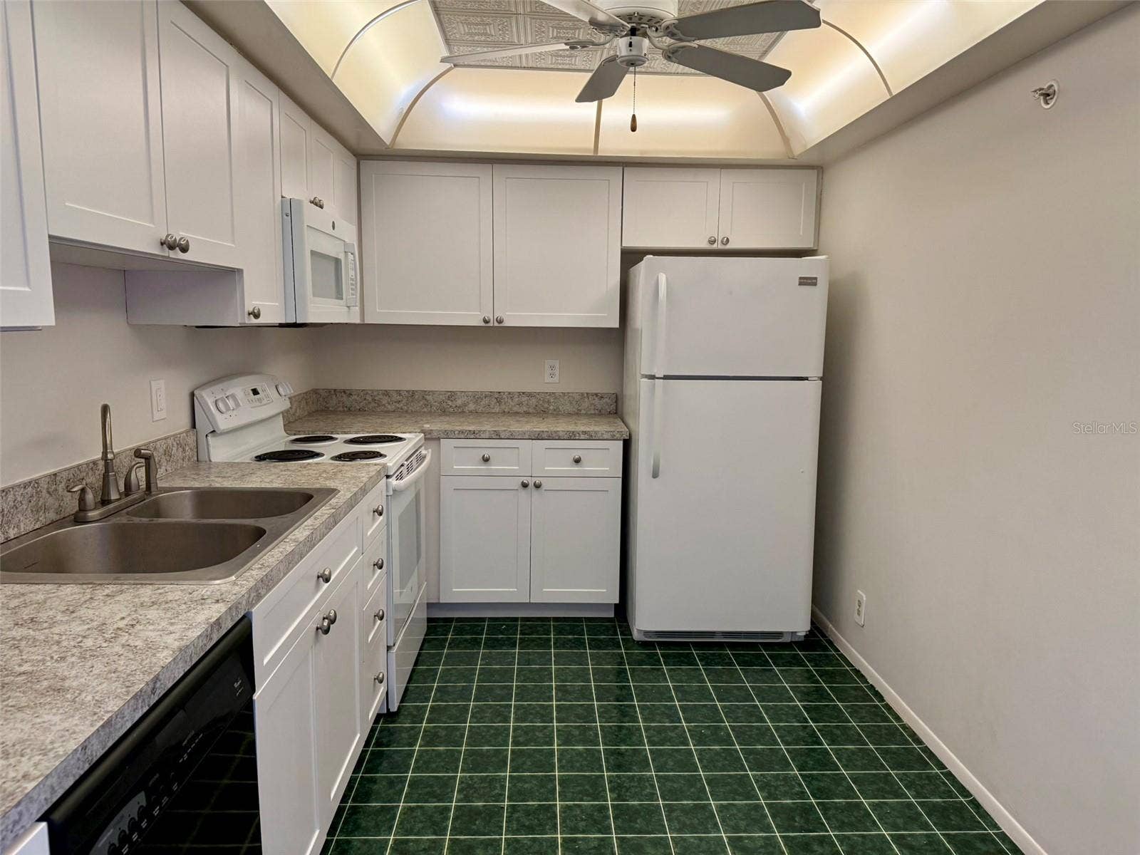 255 DOLPHIN POINT, #710, Clearwater Beach, FL 33767 Kitchen