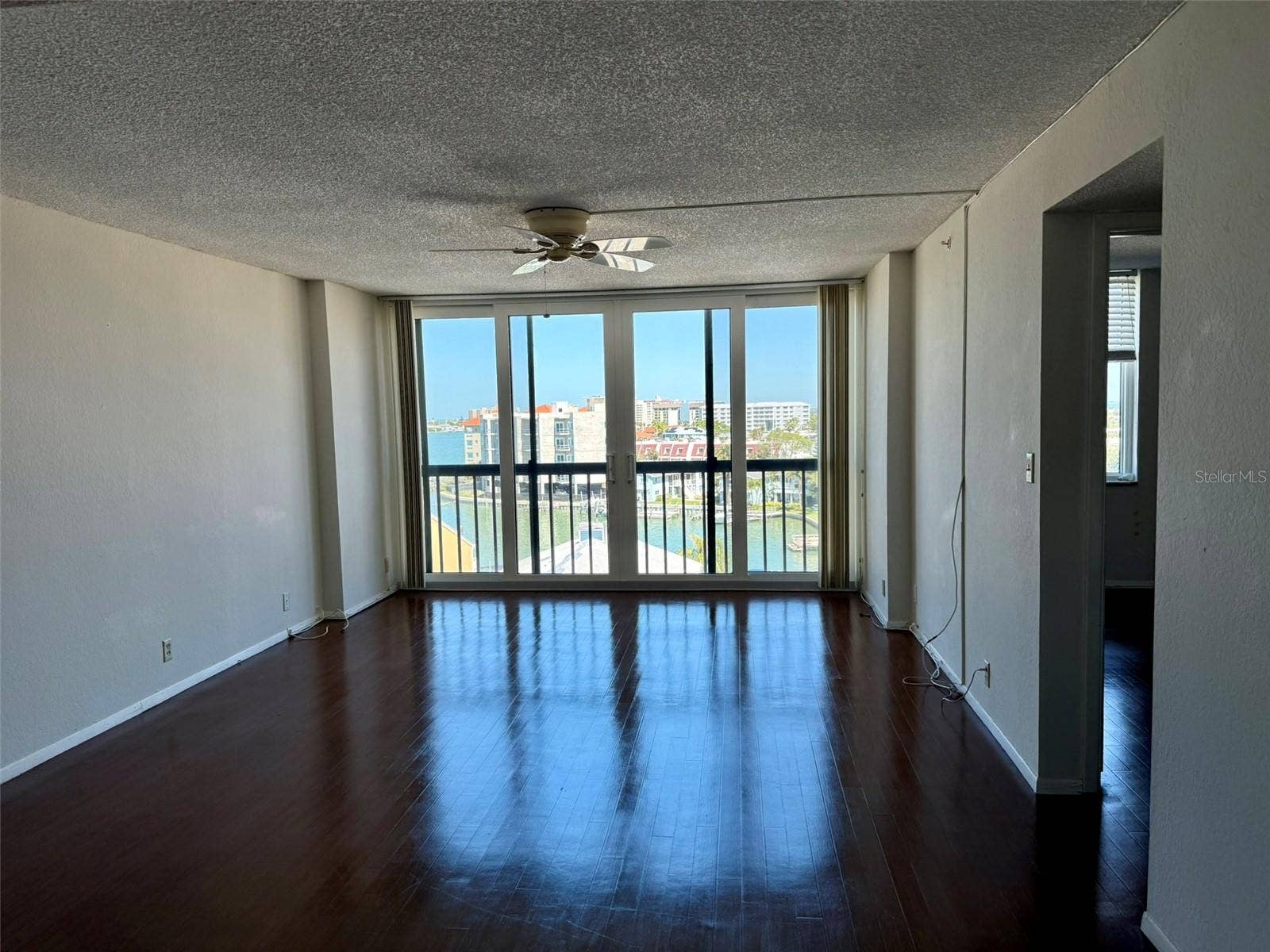 255 DOLPHIN POINT, #710, Clearwater Beach, FL 33767 Living room