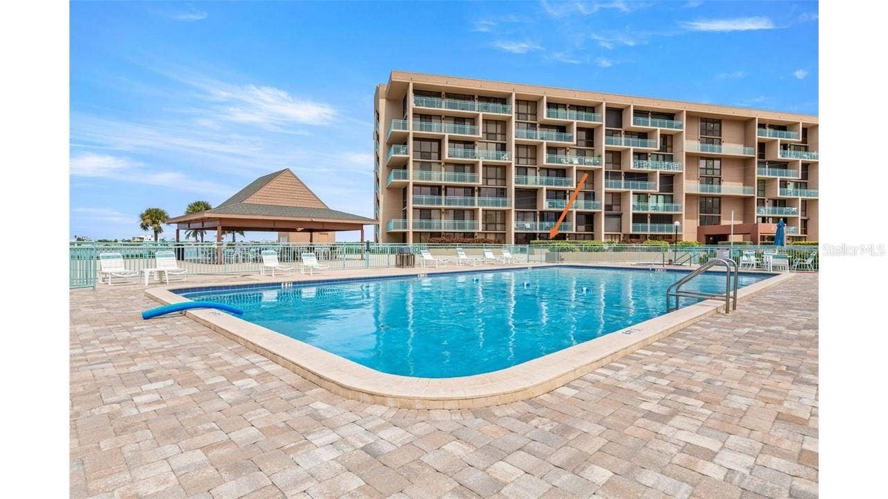 QUICK and EZ Pool and Tiki Hut Access - NO Lobby, NO Elevator, etc ... VERY handy when Nature Calls, or you want to grab a beverage or snack!