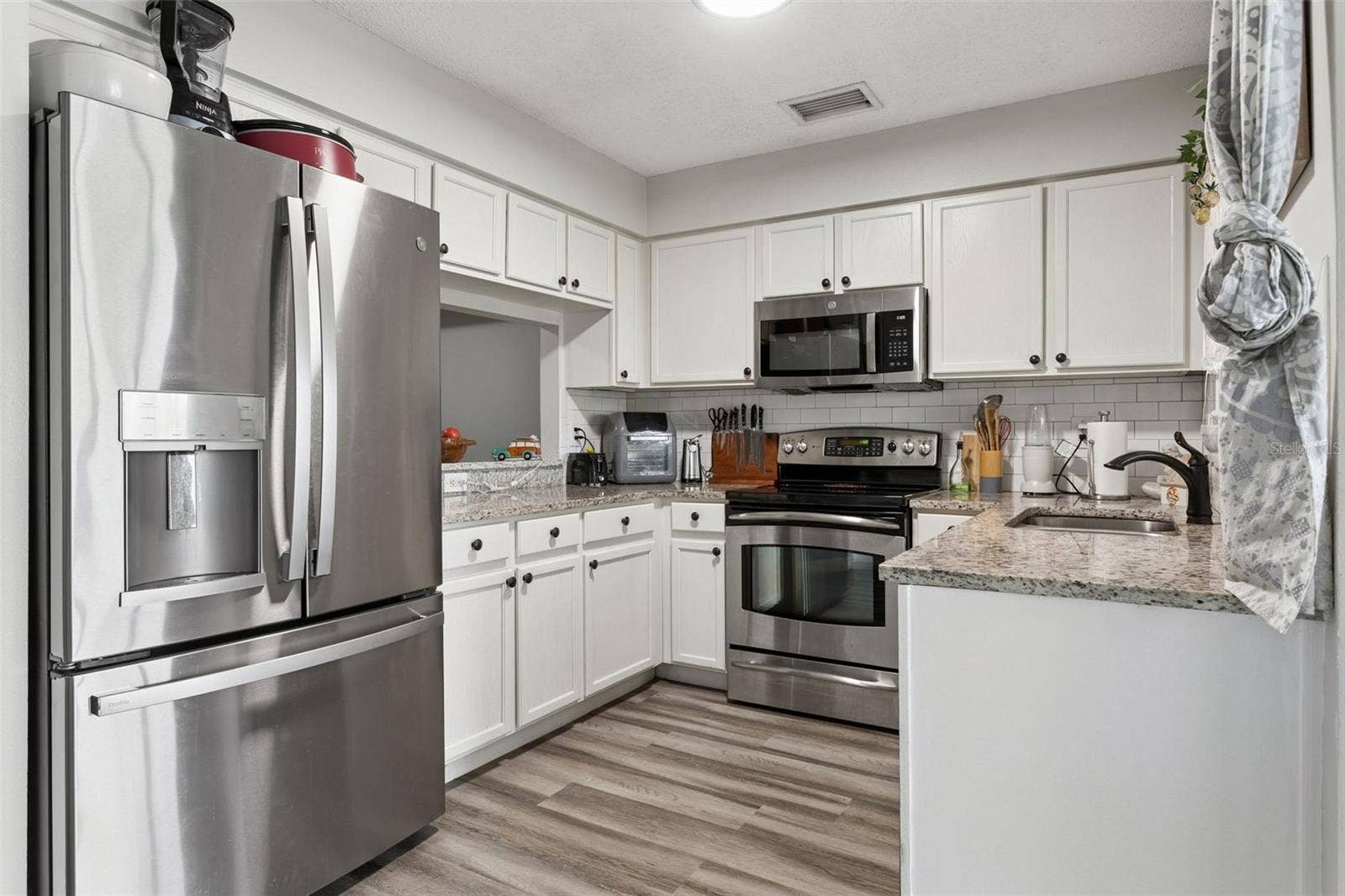 425 KENSINGTON LAKE CIRCLE, Brandon, FL 33511 425 KENSINGTON LAKE CIRCLE, Brandon, FL 33511