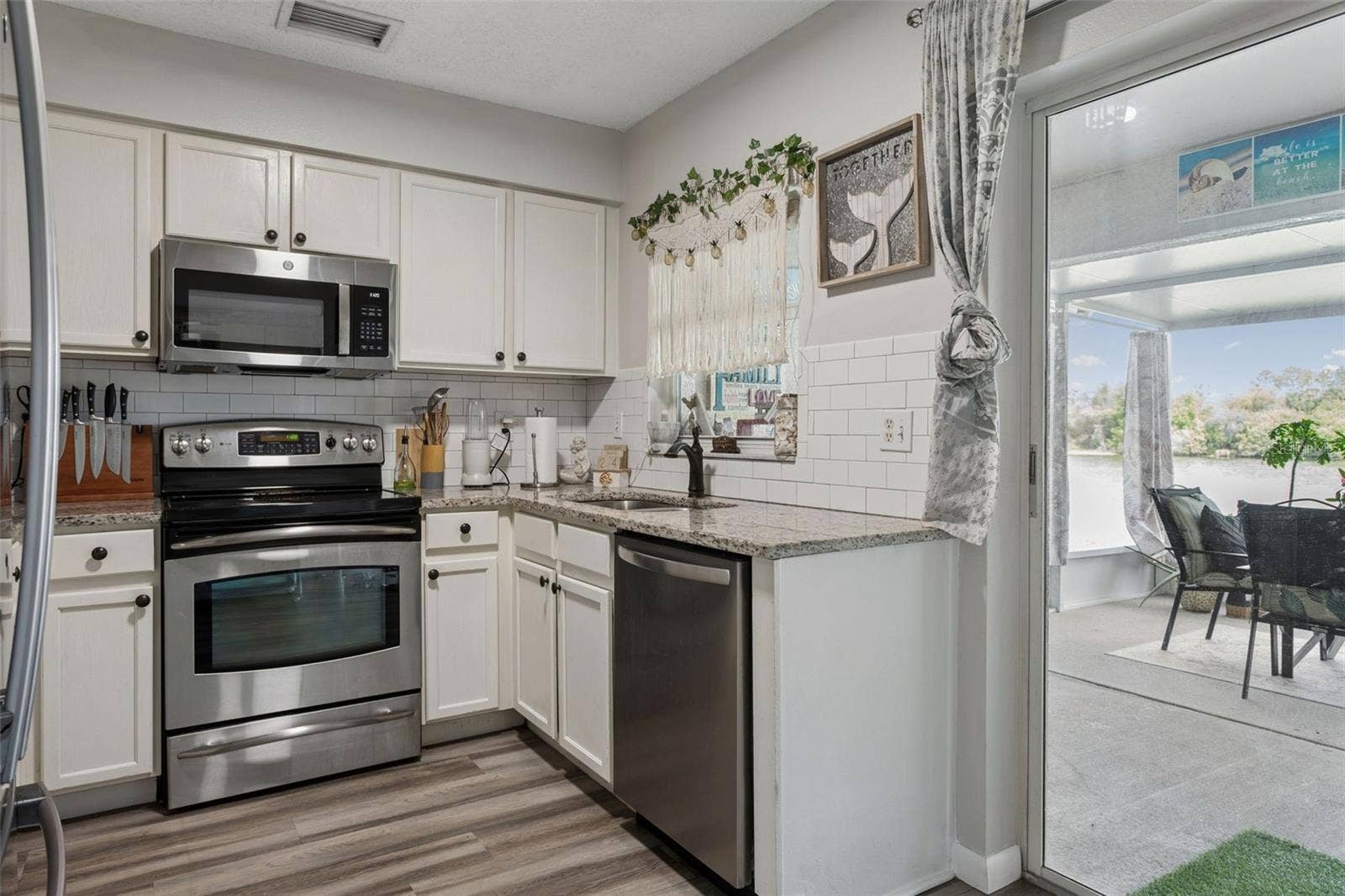 425 KENSINGTON LAKE CIRCLE, Brandon, FL 33511 425 KENSINGTON LAKE CIRCLE, Brandon, FL 33511
