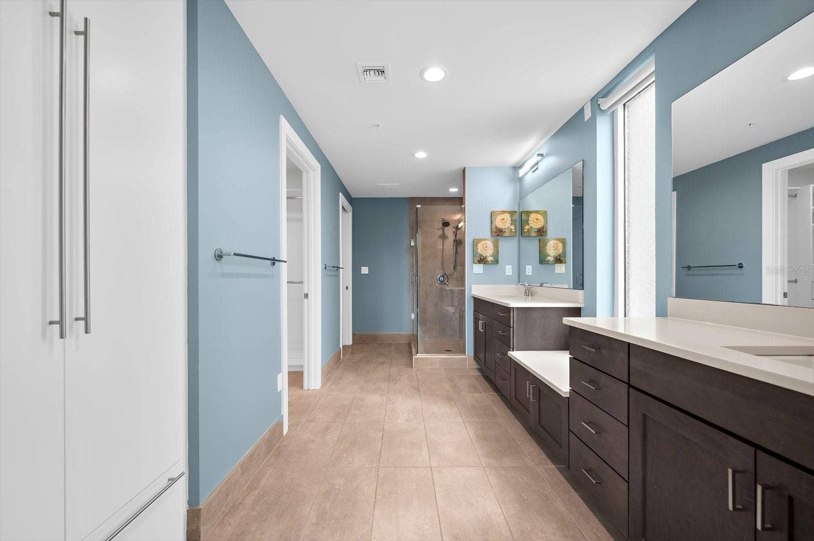 176 4TH AVENUE NE, #201, St Petersburg, FL 33701 Beautifully done Bathroom