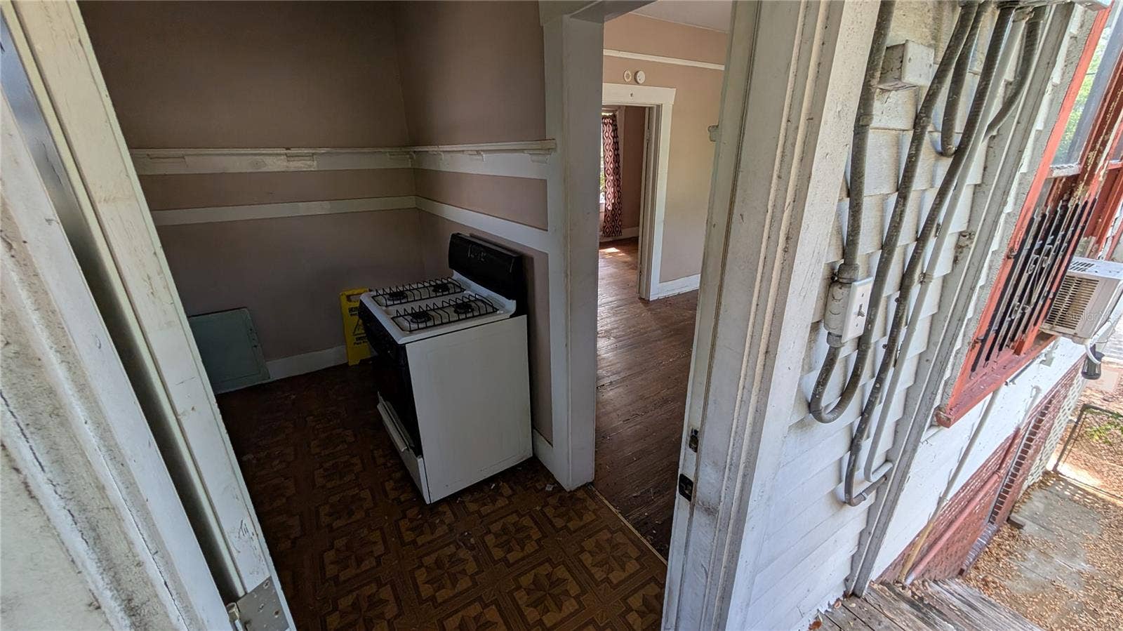 114 S BUNGALOW PARK AVENUE, Tampa, FL 33609 Duplex, second floor 1 Bed / 1 Bath unit