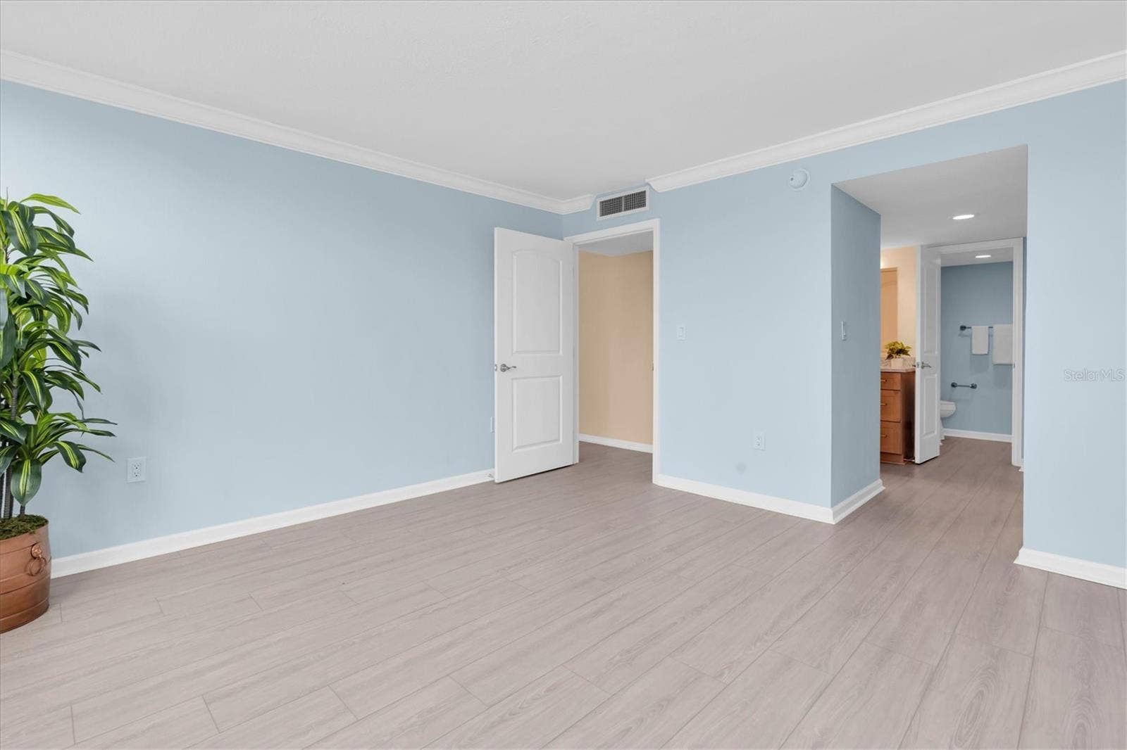 450 TREASURE ISLAND CAUSEWAY, #102, Treasure Island, FL 33706 Master bedroom