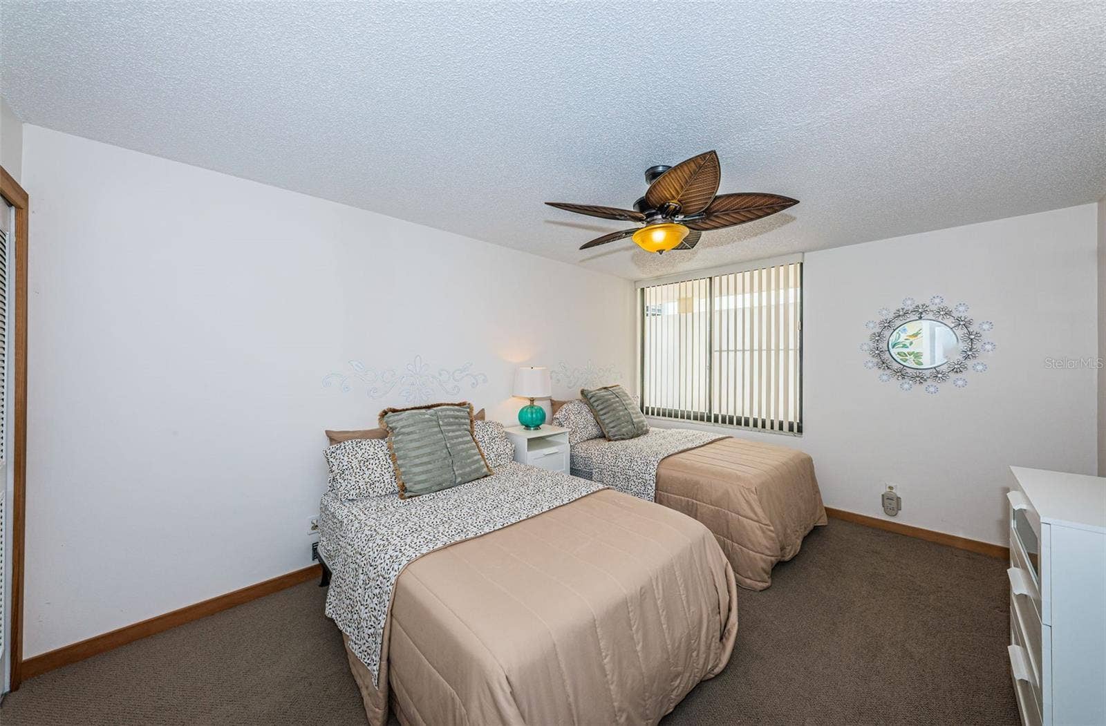 Second bedroom with twin beds