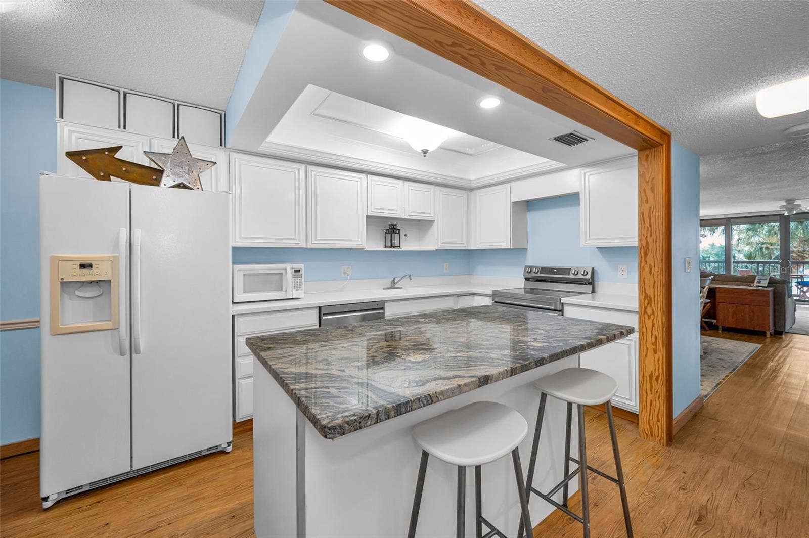 Wonderful Chefs Kitchen with Center Island & Eat in Dining nook!