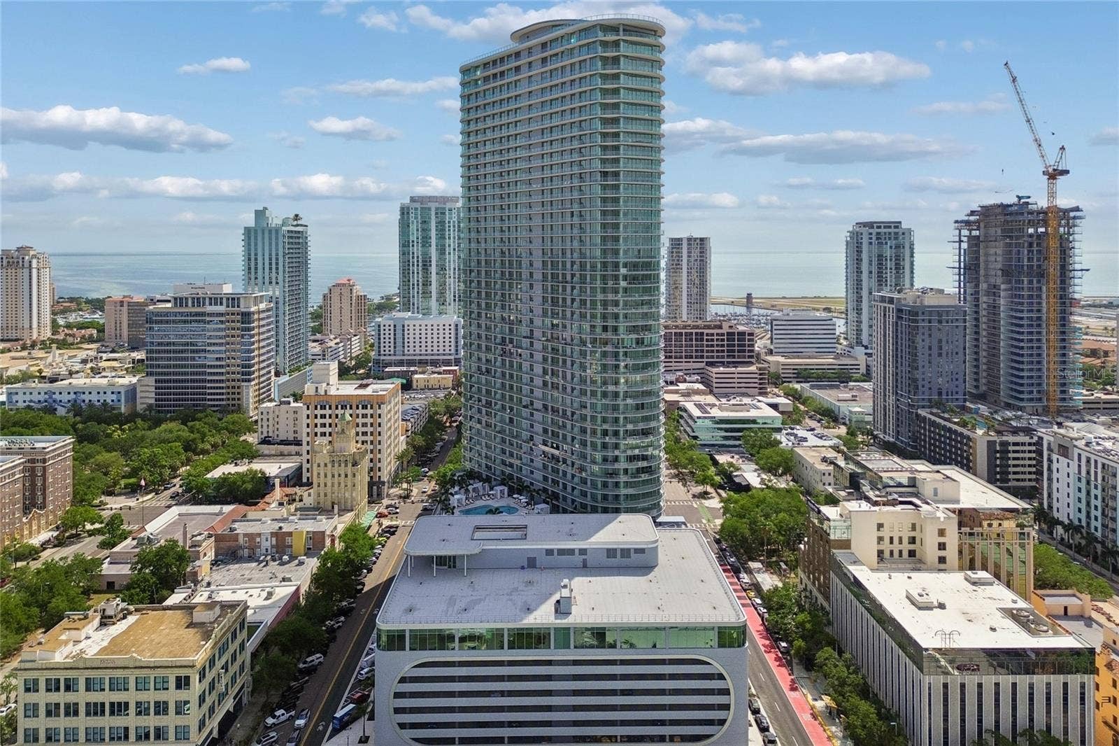 400 CENTRAL AVENUE, #2505, St Petersburg, FL 33701 400 Central rises above the heart of downtown St. Petersburg, moments from the waterfront, dining, arts and everything that makes downtown living extraordinary.