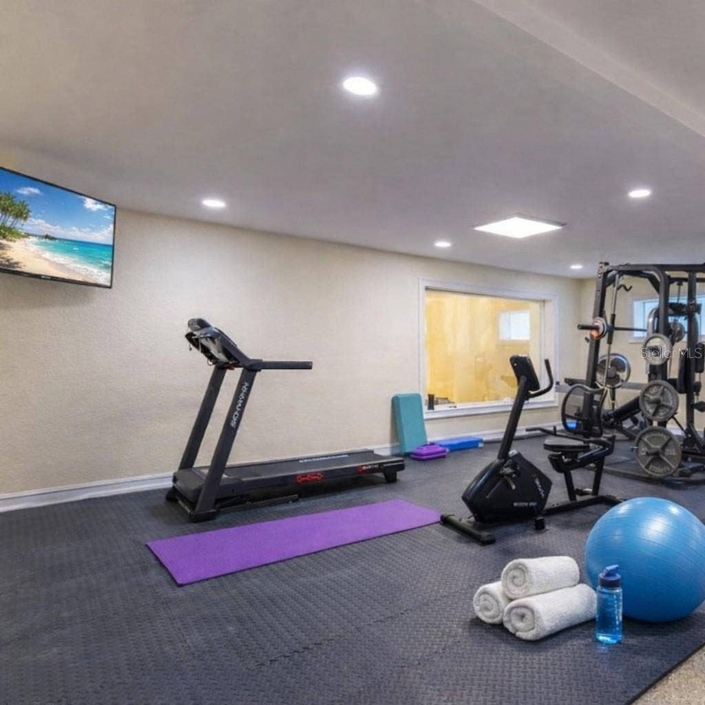 2000 PARK STREET N, St Petersburg, FL 33710 Multiple garage bays and flexible space for gym, workshop, or additional lounge.
