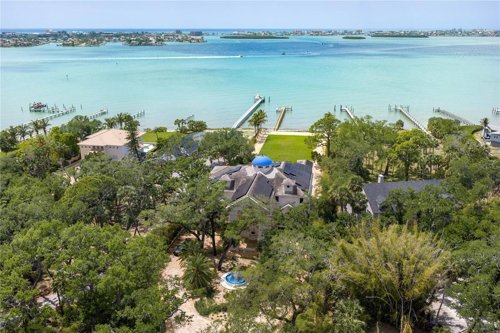 2000 PARK STREET N, St Petersburg, FL 33710 Private, gated setting surrounded by lush tropical landscaping.