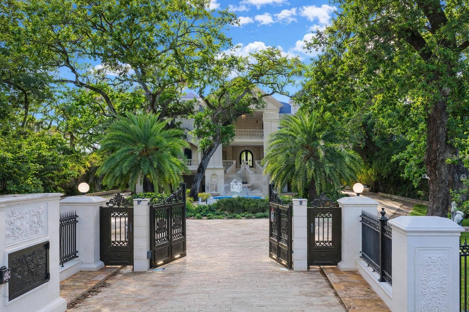 2000 PARK STREET N, St Petersburg, FL 33710 A private, estate-style entrance sets the tone from the moment you arrive.