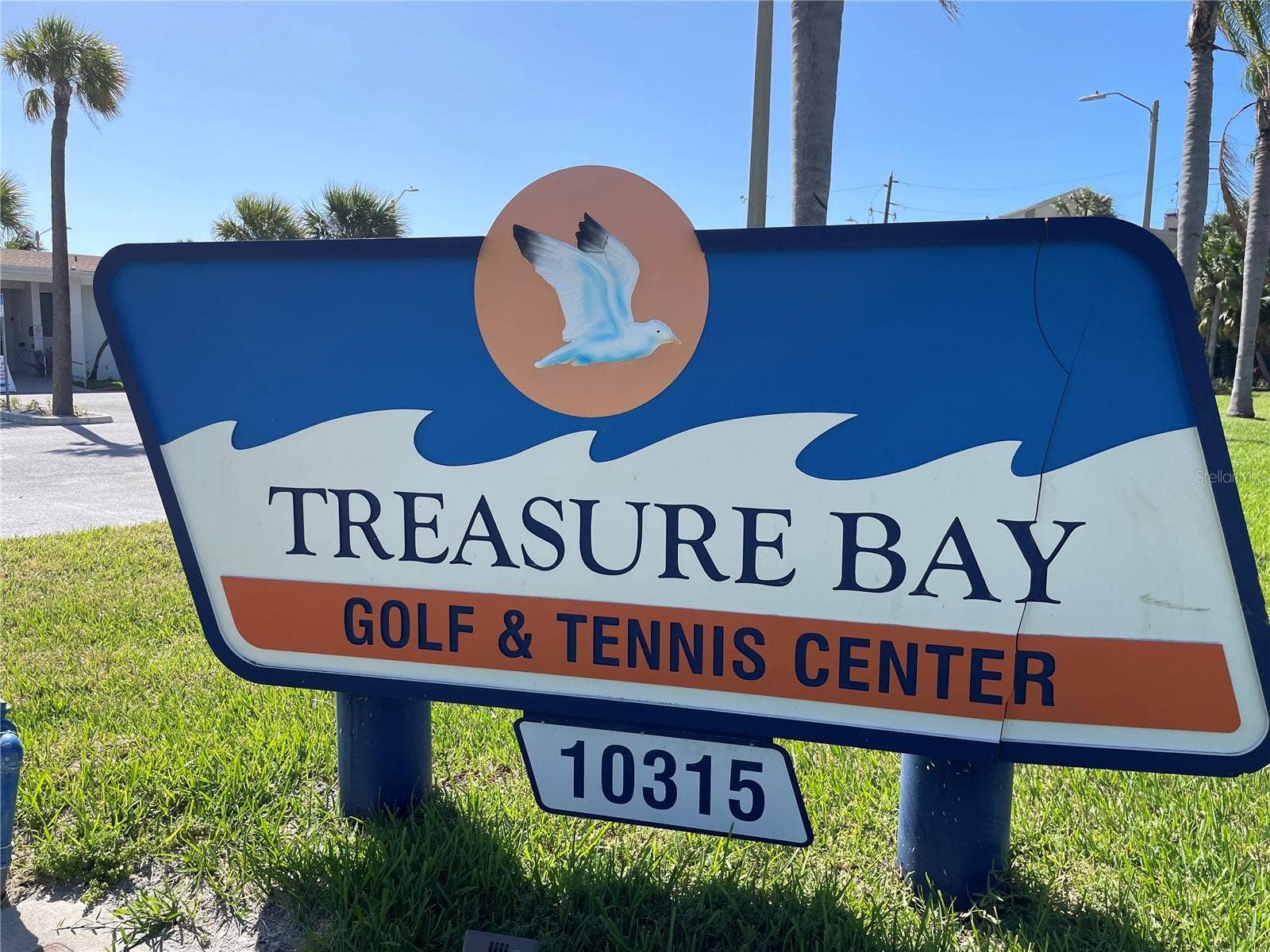Treasure Bay Golf and Tennis Center is located close by near the entrance to Paradise Island. (Note: golf is currently unavailable while The City of Treasure Island considers redesigning the course or replacing it with other recreational activities.)