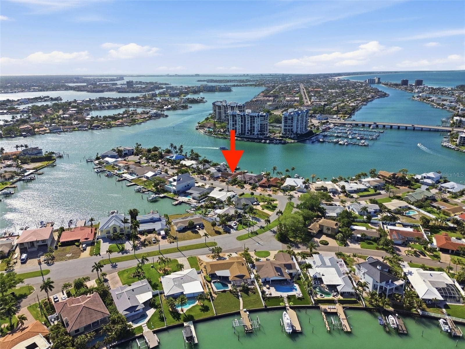 Drone photo of the broader Paradise Island neighborhood showing the Intracostal and the Gulf of Mexico to the right ("red arrow" indicates 4 Bellevue) and the continuation of the Intracoastal on the left.