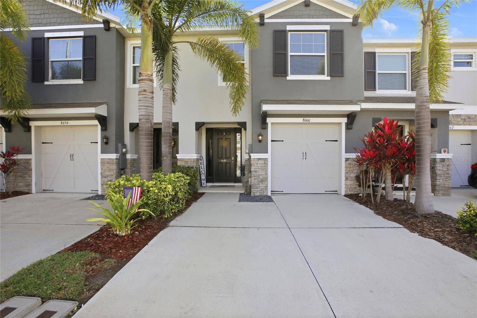 Sarasota, FL 34238 Exterior & Driveway